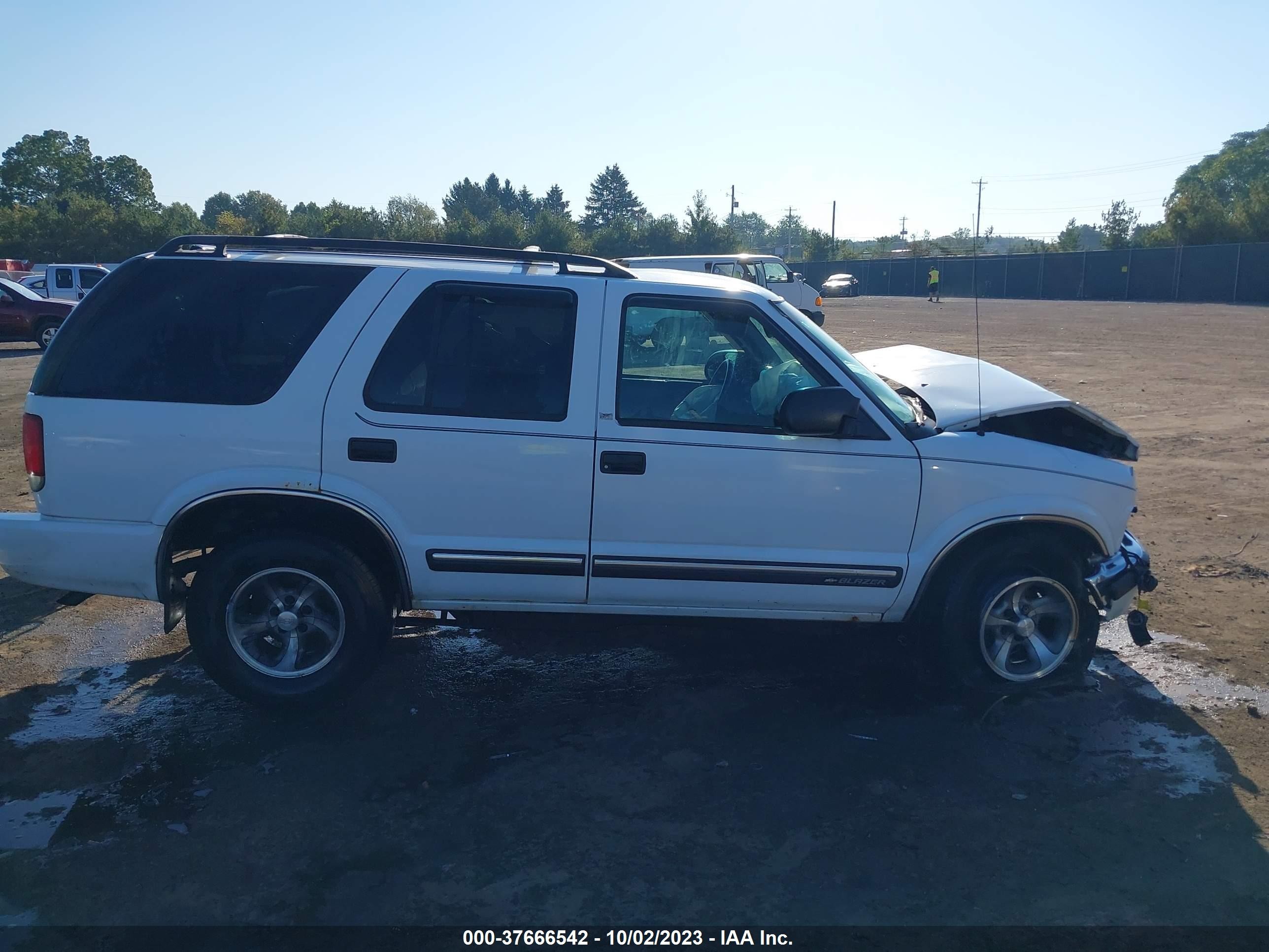 Photo 11 VIN: 1GNCS13WXY2350739 - CHEVROLET BLAZER 