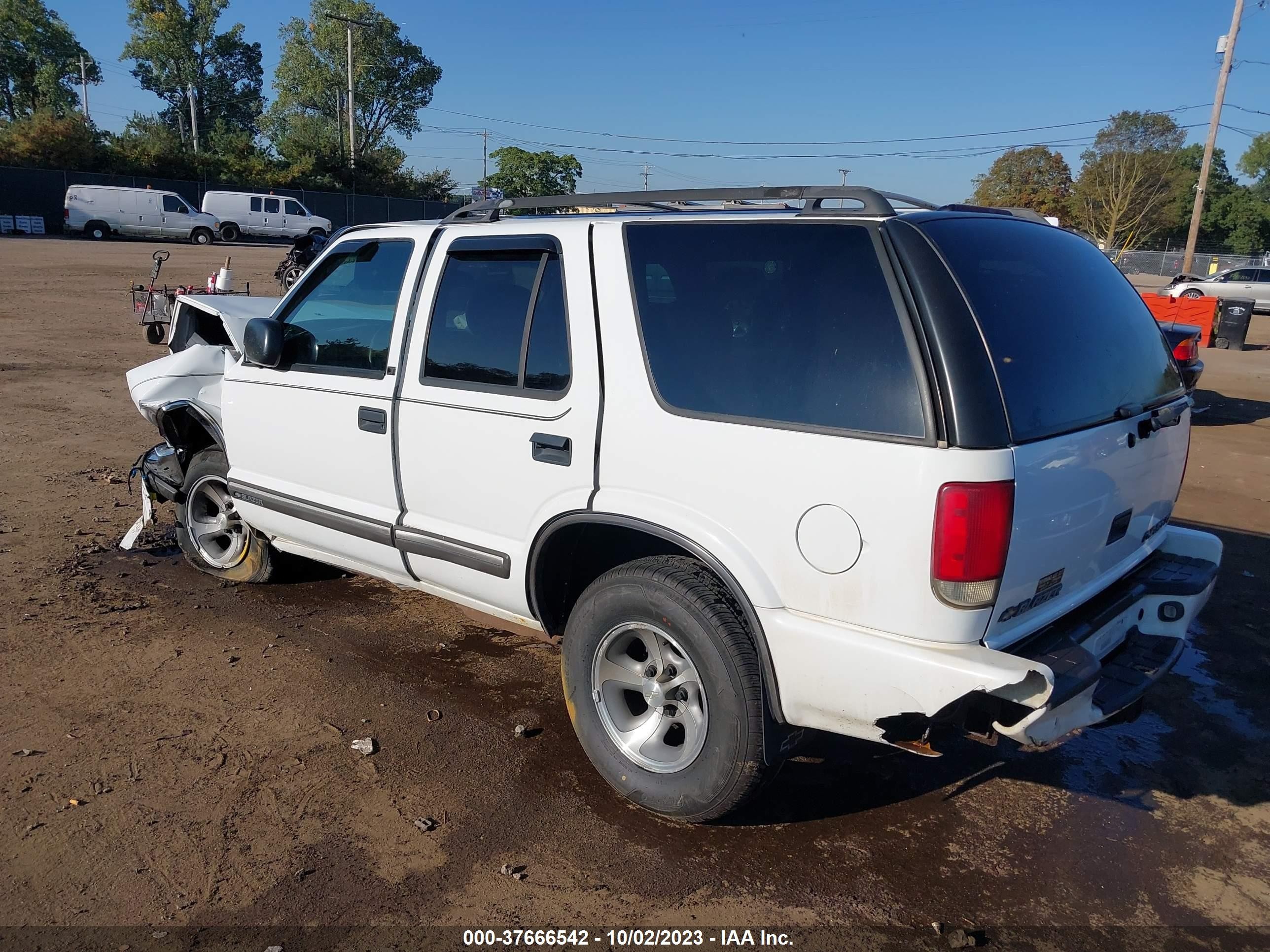 Photo 2 VIN: 1GNCS13WXY2350739 - CHEVROLET BLAZER 