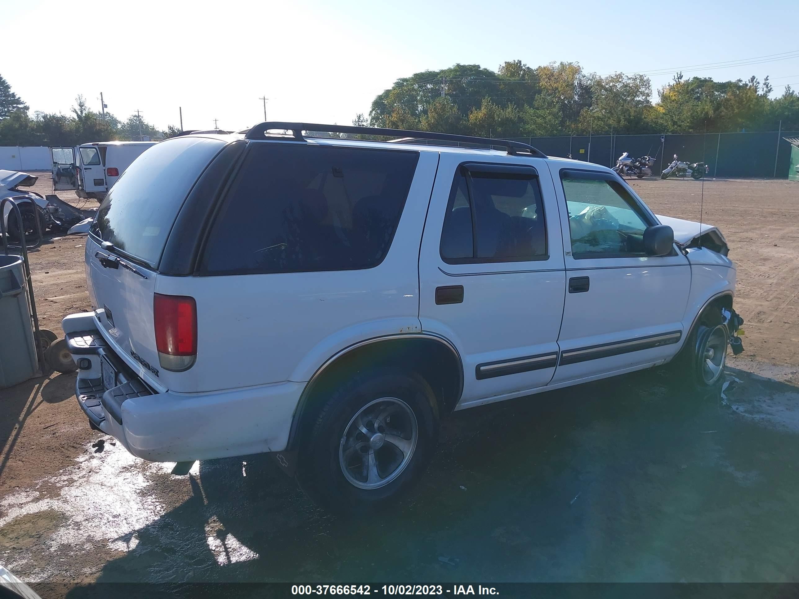 Photo 3 VIN: 1GNCS13WXY2350739 - CHEVROLET BLAZER 