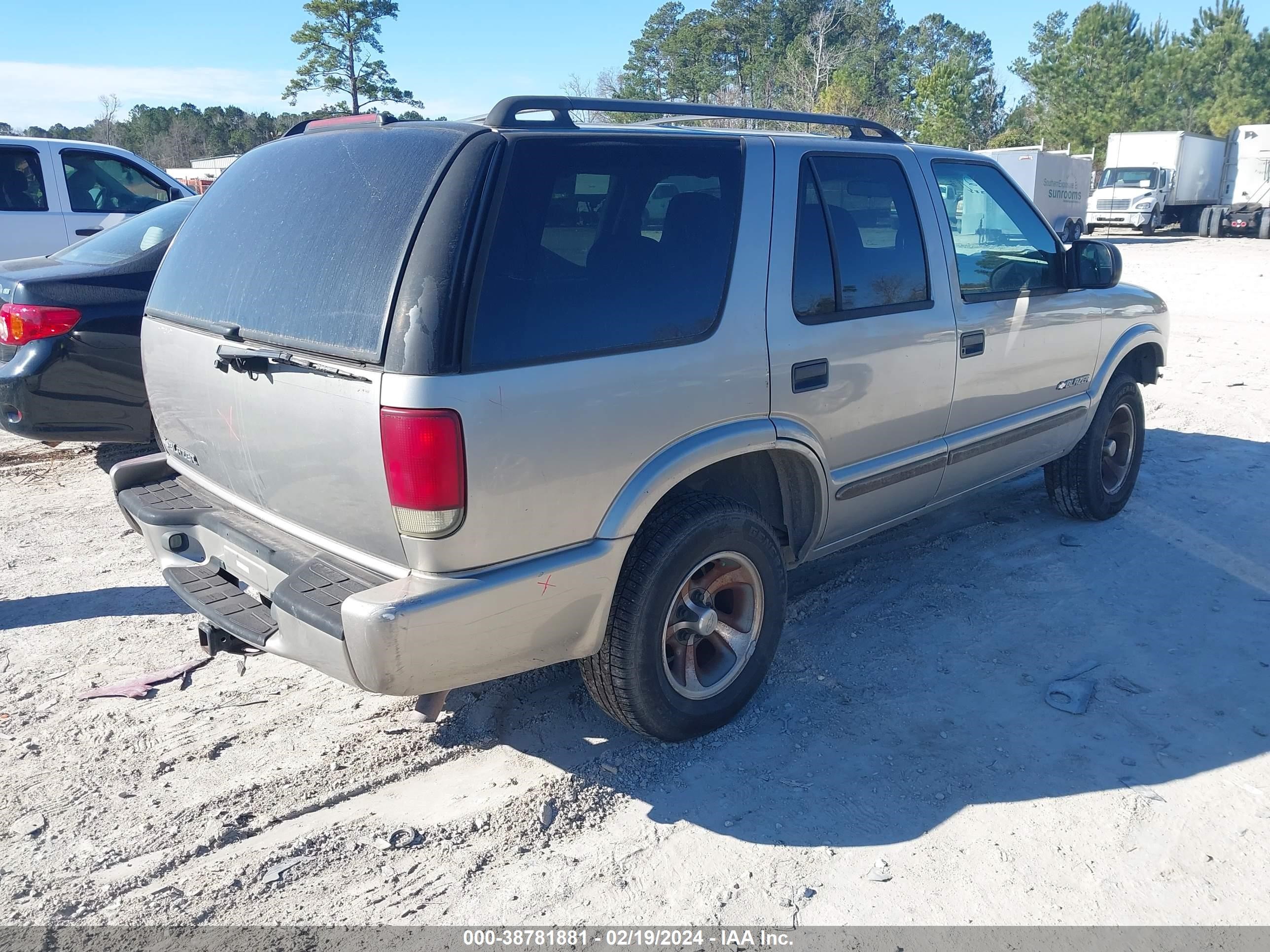 Photo 3 VIN: 1GNCS13X64K168717 - CHEVROLET BLAZER 