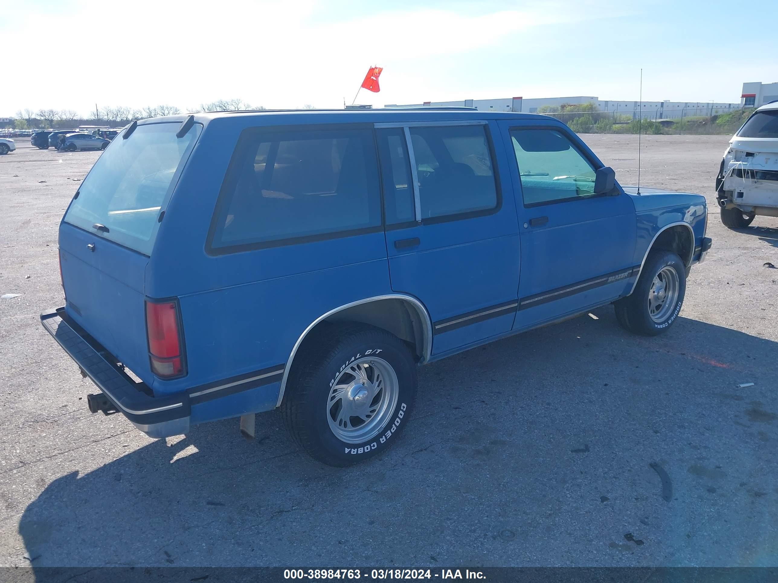 Photo 3 VIN: 1GNCS13Z8P2185539 - CHEVROLET BLAZER 