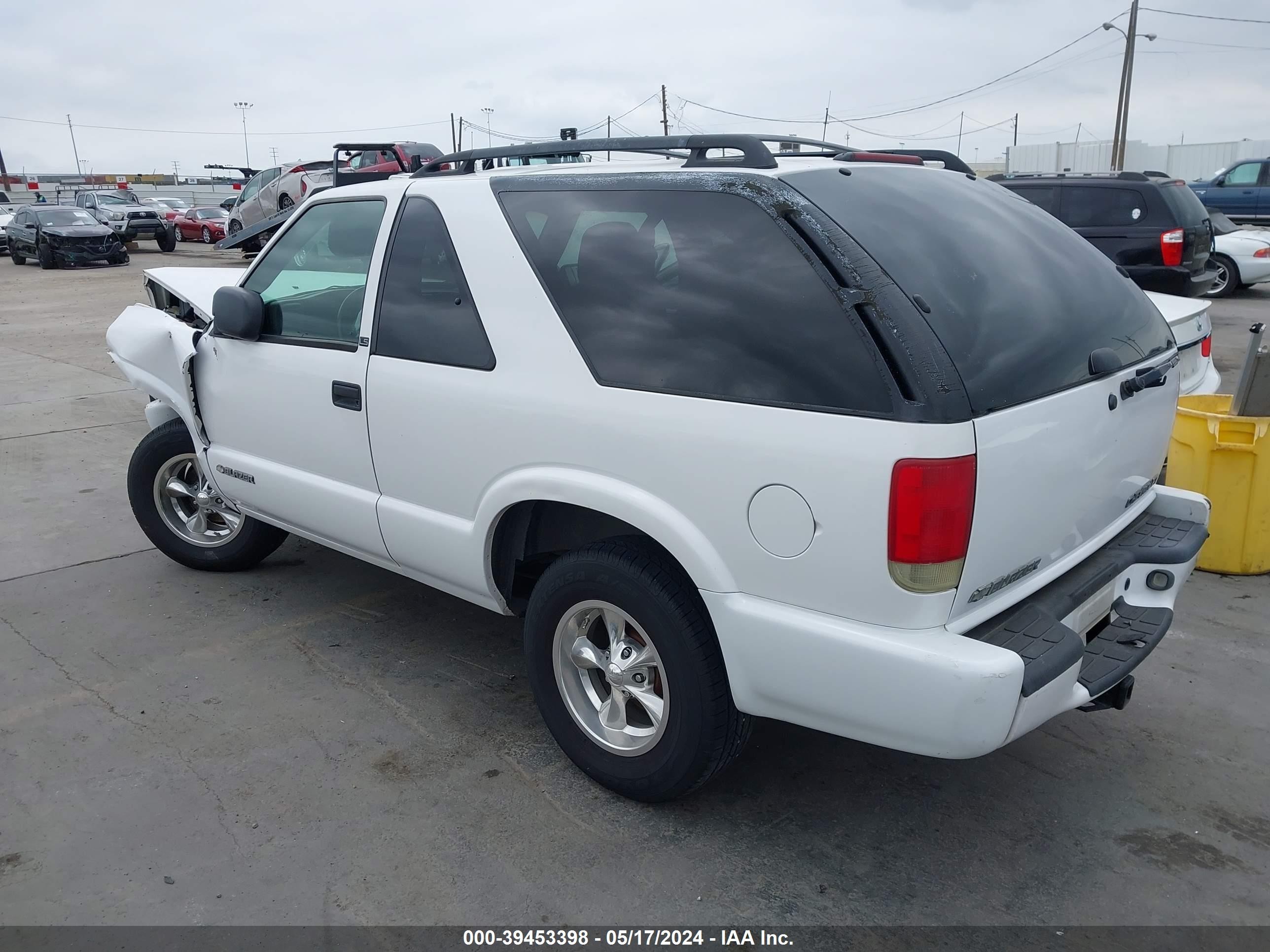 Photo 2 VIN: 1GNCS18XX3K141141 - CHEVROLET BLAZER 