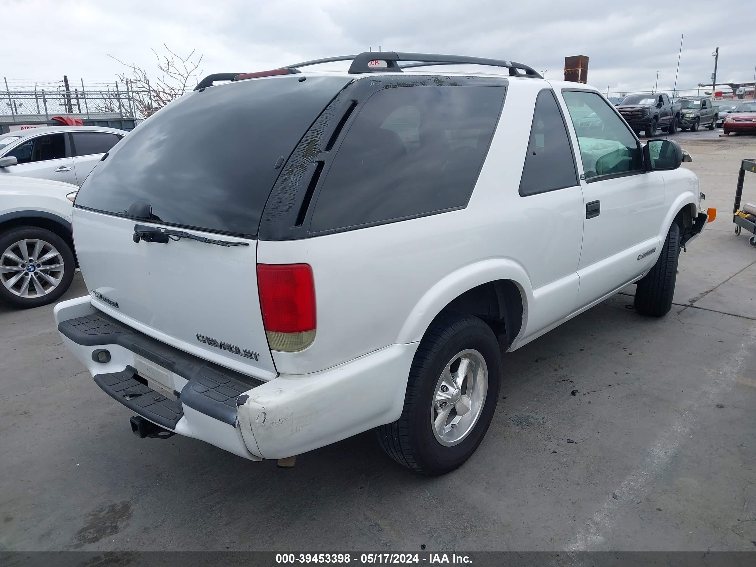 Photo 3 VIN: 1GNCS18XX3K141141 - CHEVROLET BLAZER 