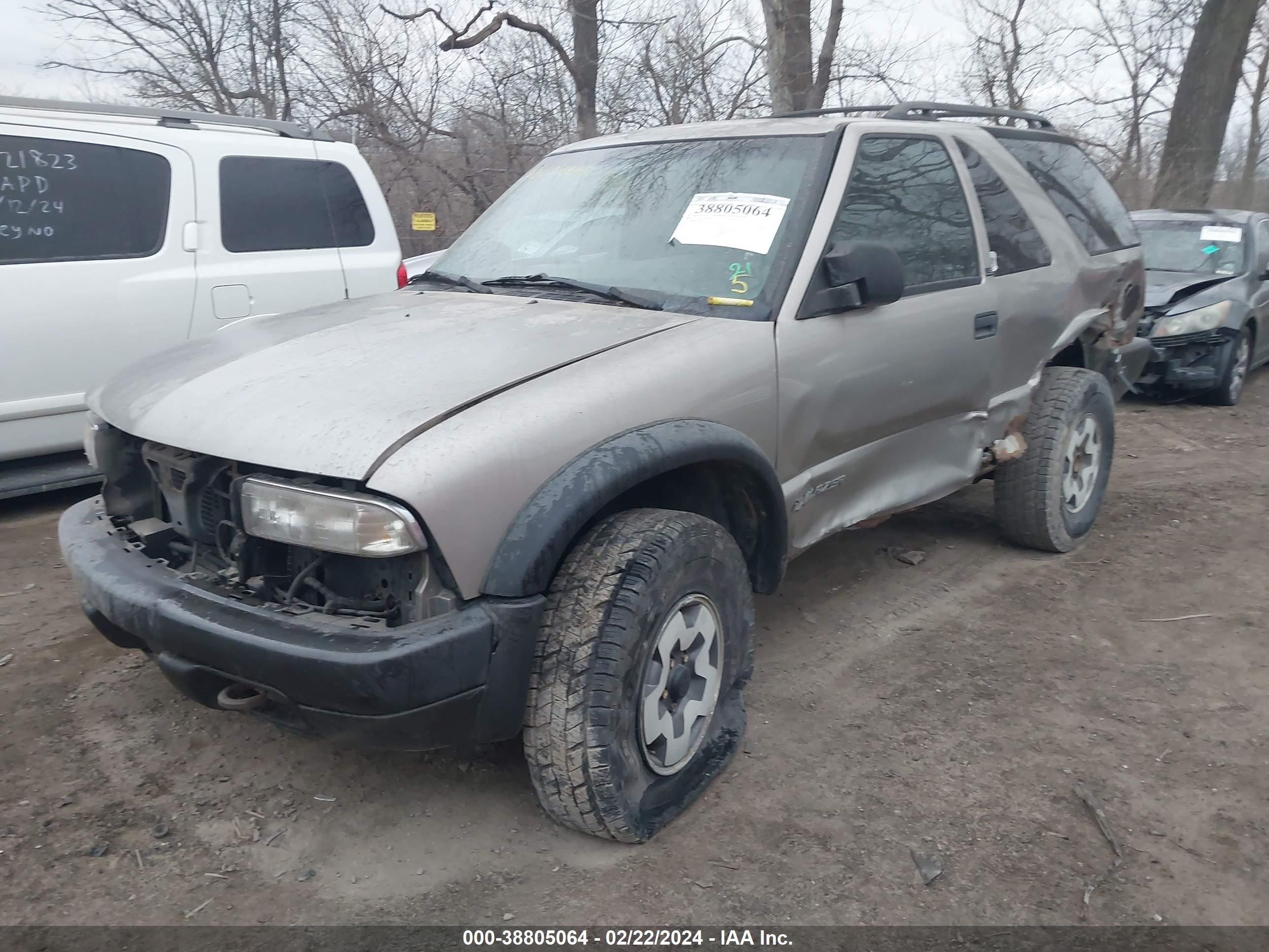 Photo 1 VIN: 1GNCT18W3YK262136 - CHEVROLET BLAZER 