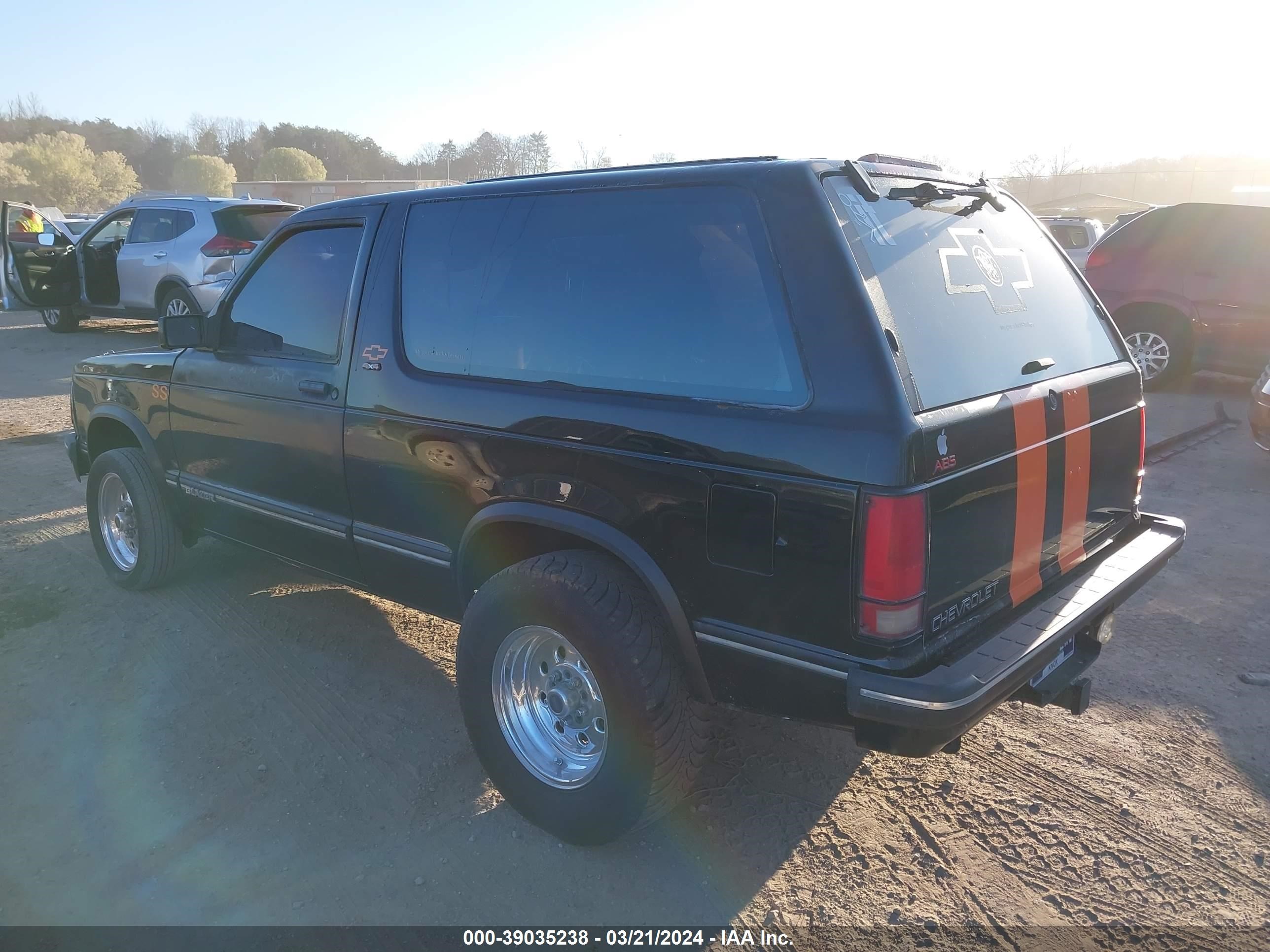 Photo 2 VIN: 1GNCT18W5R0103907 - CHEVROLET BLAZER 