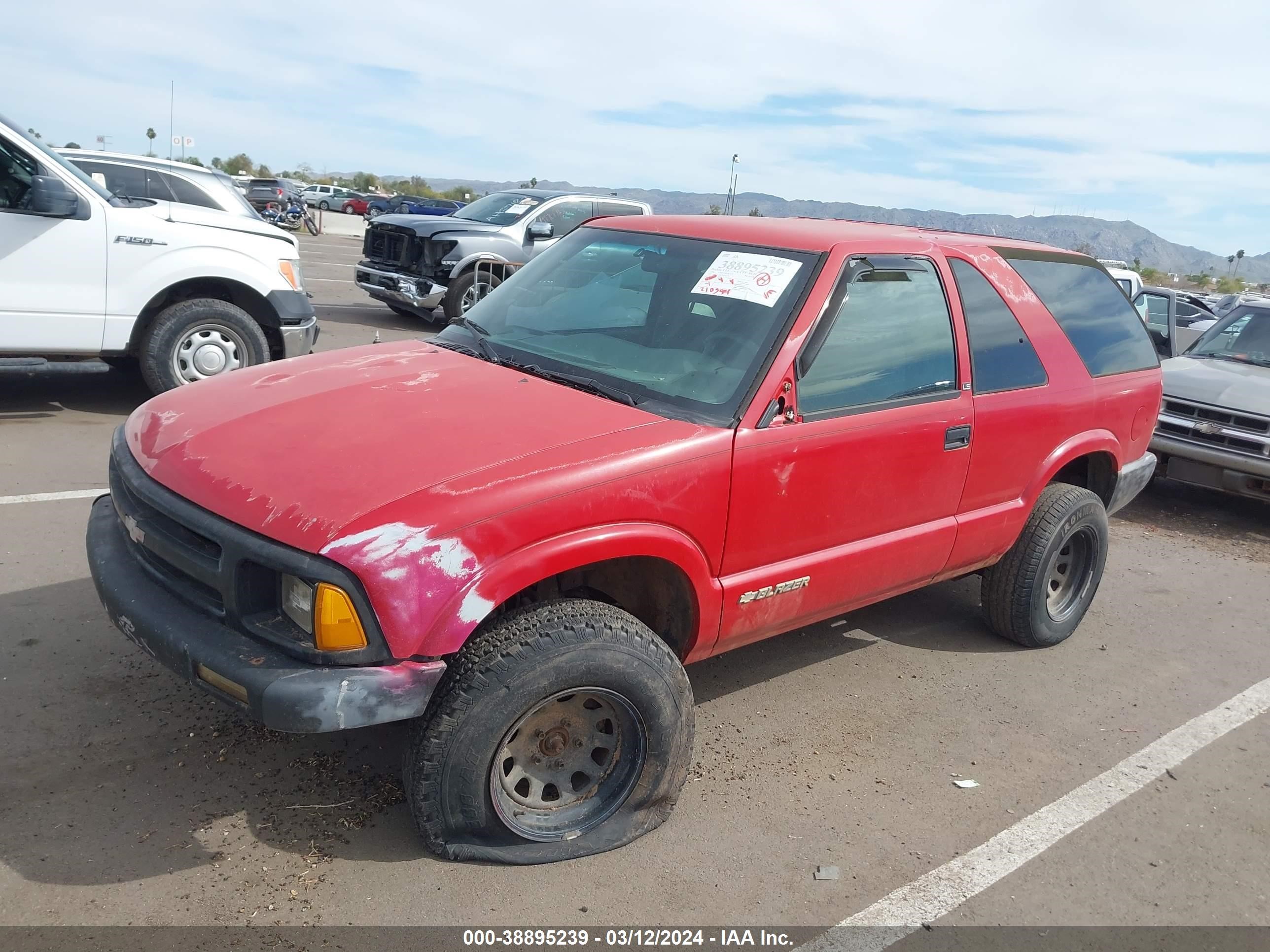 Photo 1 VIN: 1GNCT18W9TK224385 - CHEVROLET BLAZER 