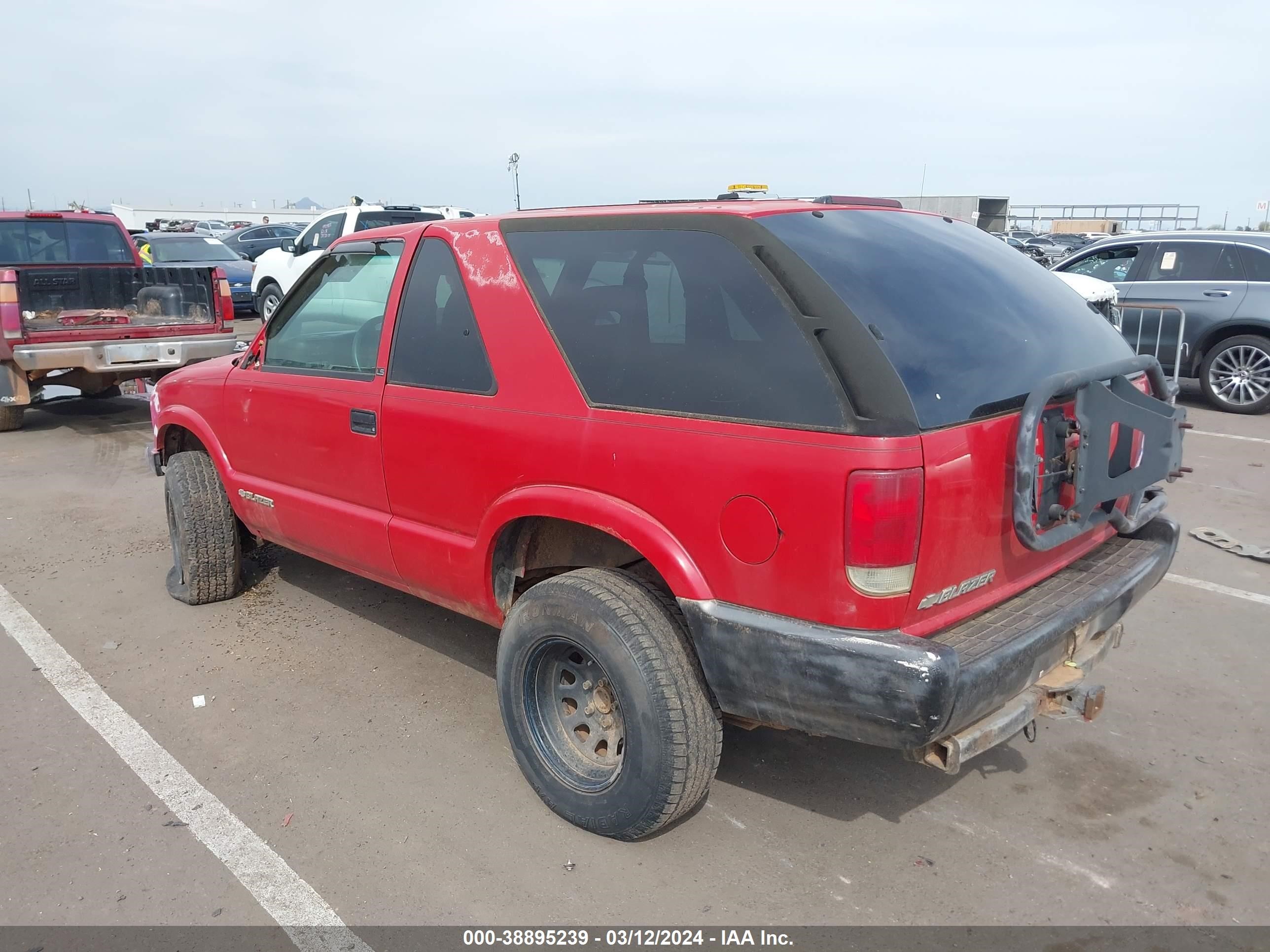 Photo 2 VIN: 1GNCT18W9TK224385 - CHEVROLET BLAZER 