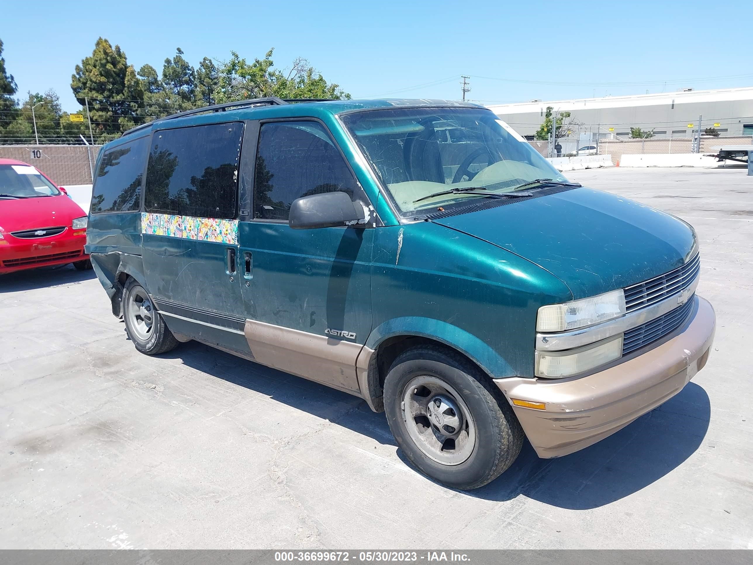 Photo 0 VIN: 1GNDM19W01B100566 - CHEVROLET ASTRO 