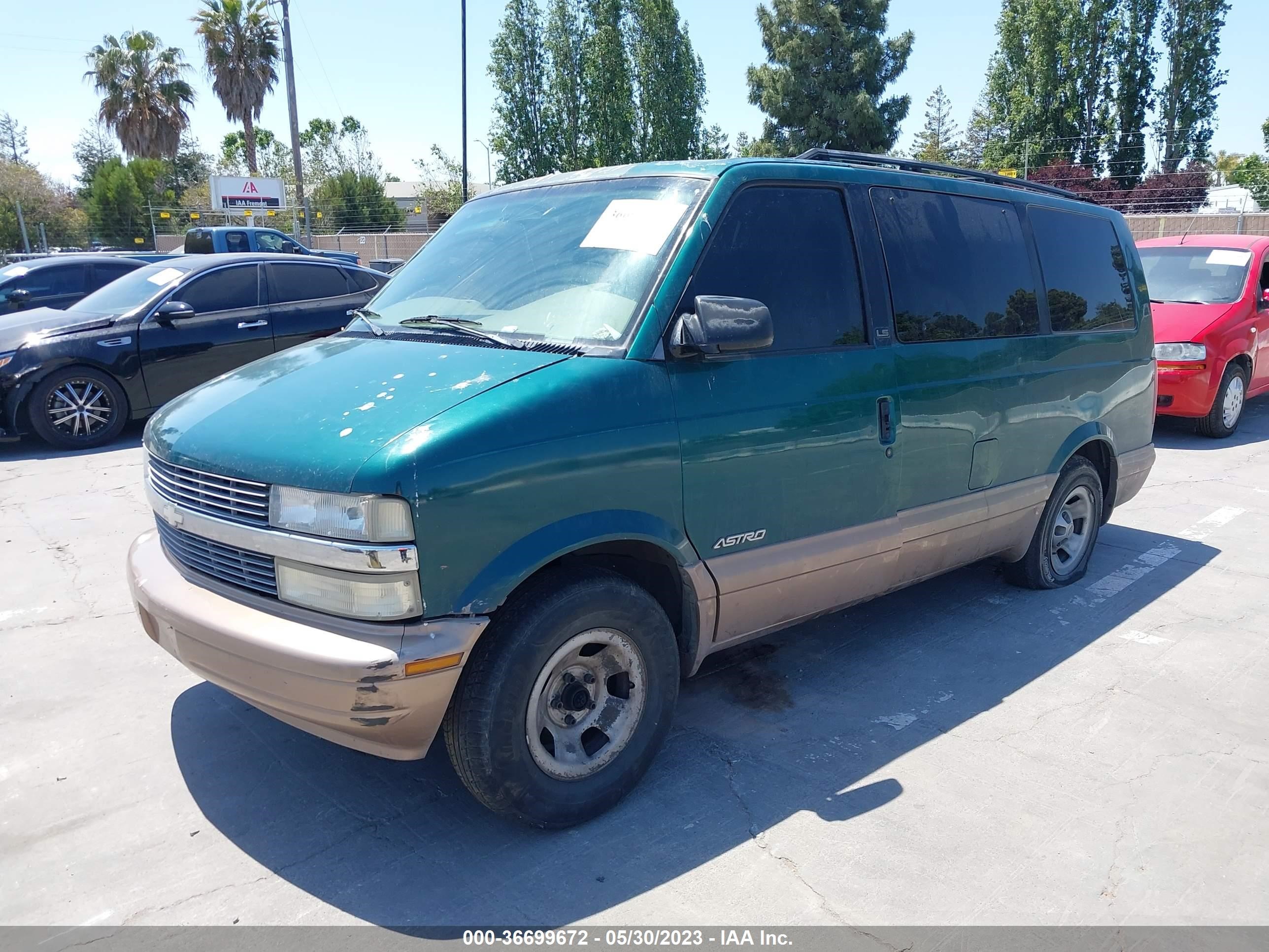 Photo 1 VIN: 1GNDM19W01B100566 - CHEVROLET ASTRO 