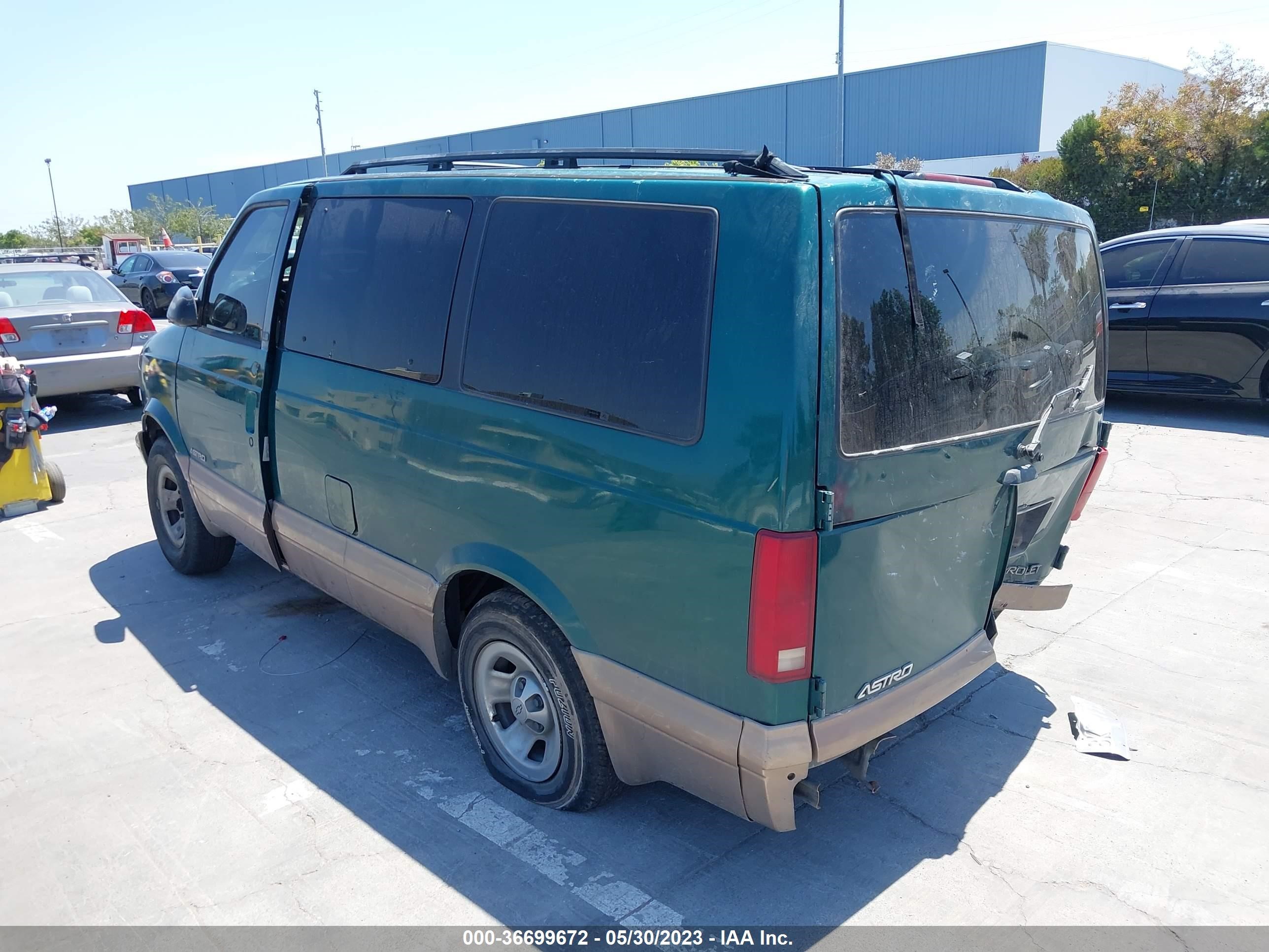 Photo 2 VIN: 1GNDM19W01B100566 - CHEVROLET ASTRO 