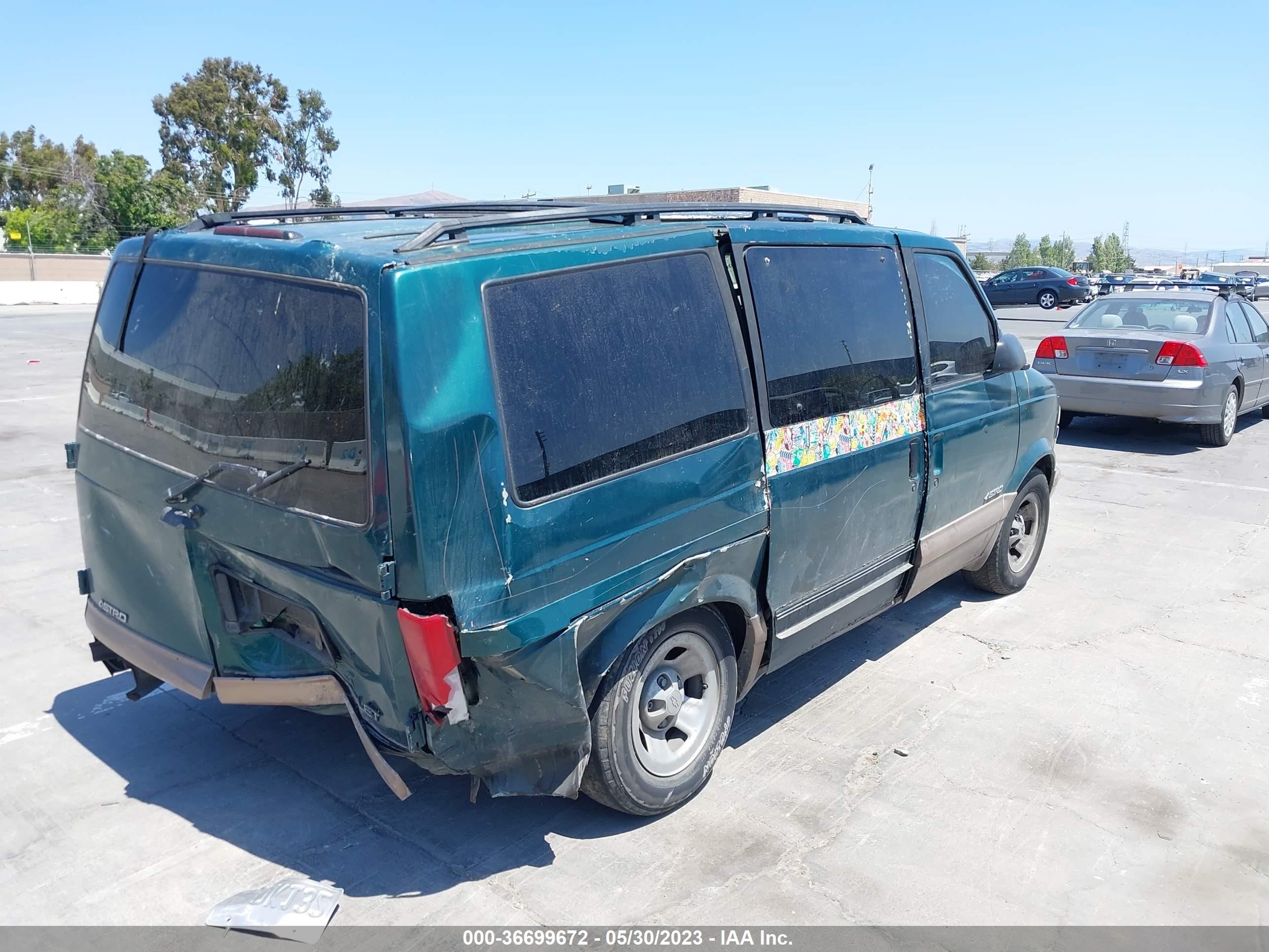 Photo 3 VIN: 1GNDM19W01B100566 - CHEVROLET ASTRO 