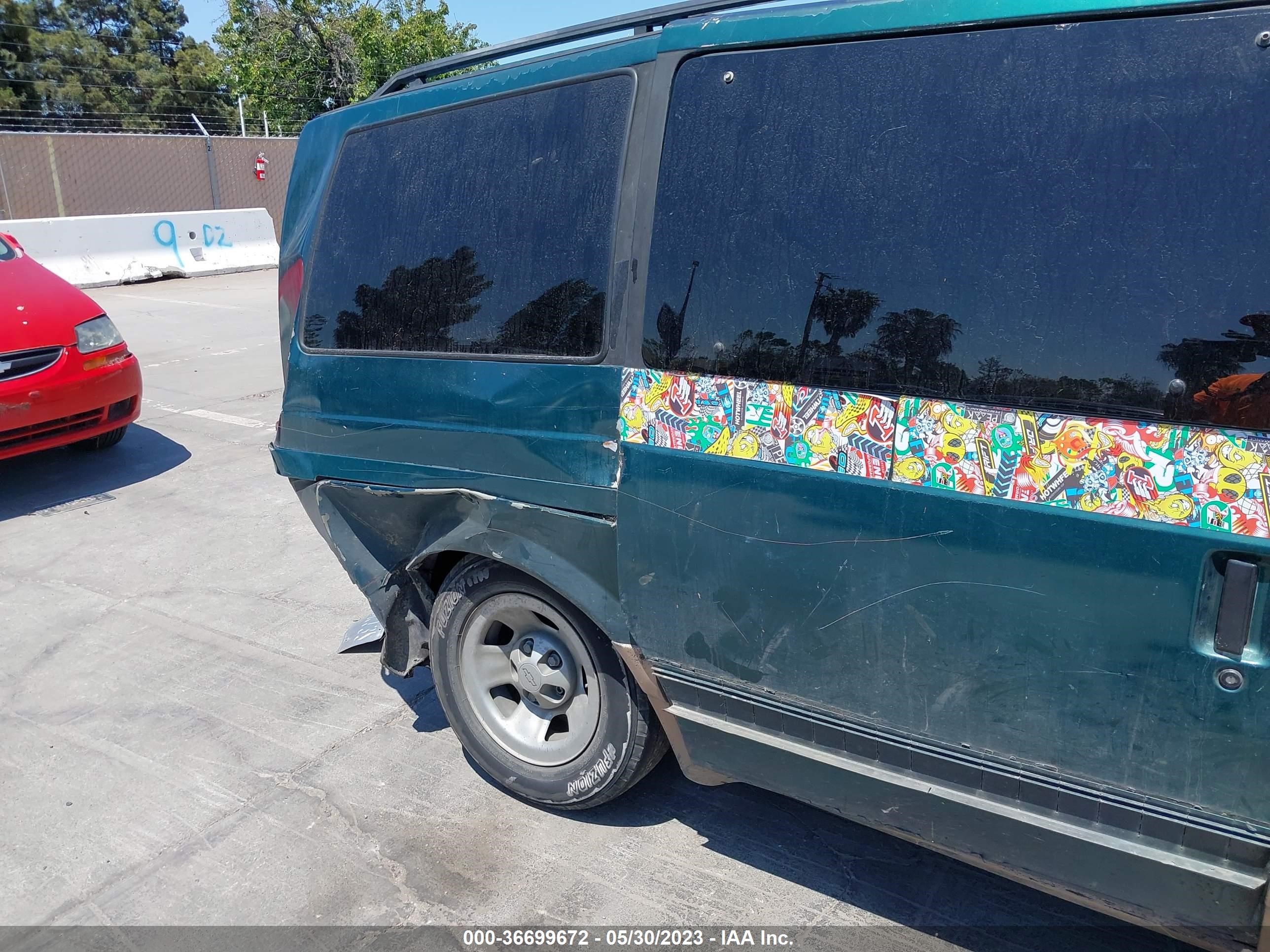 Photo 5 VIN: 1GNDM19W01B100566 - CHEVROLET ASTRO 