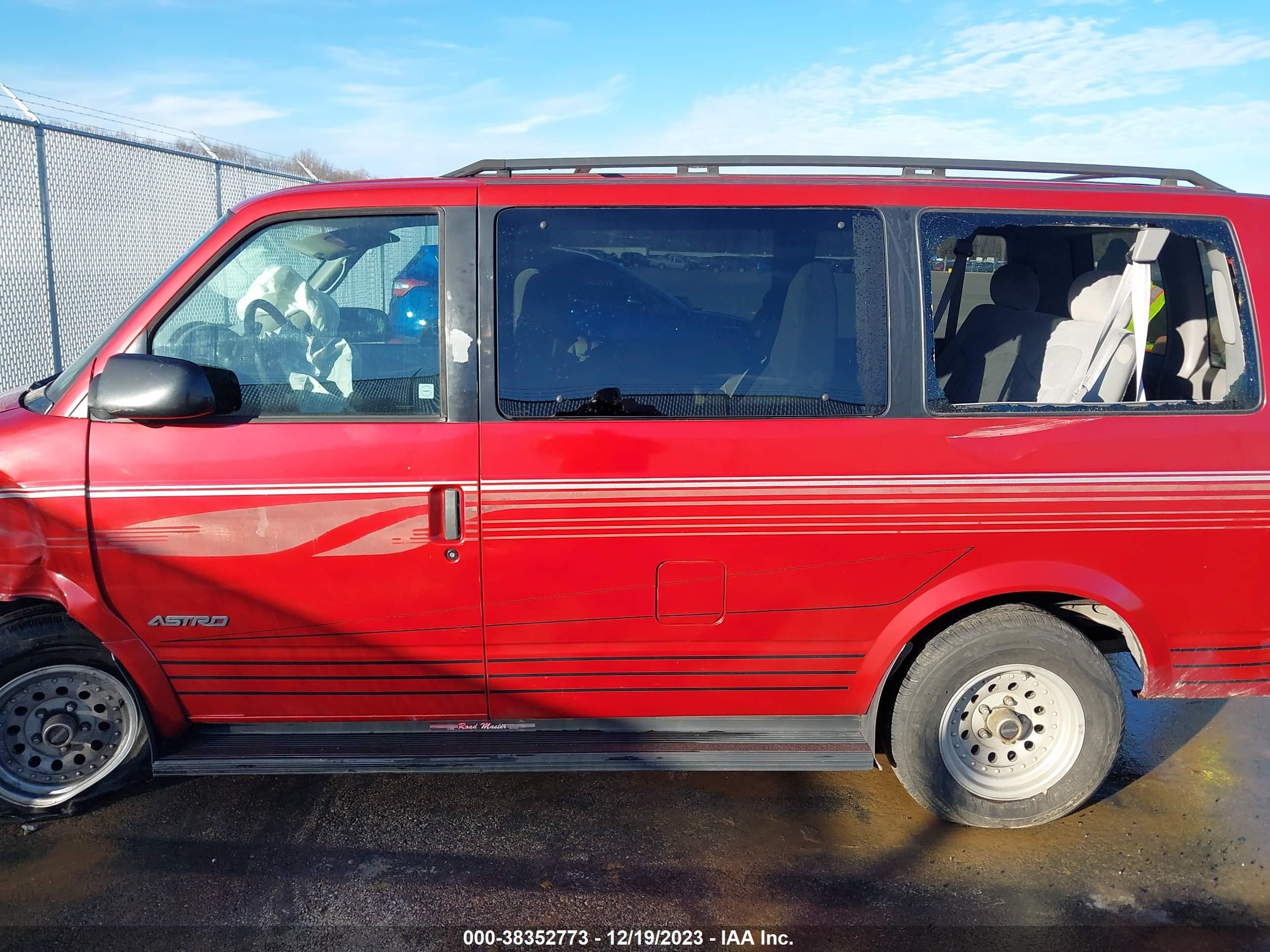 Photo 13 VIN: 1GNDM19W0VB142466 - CHEVROLET ASTRO 