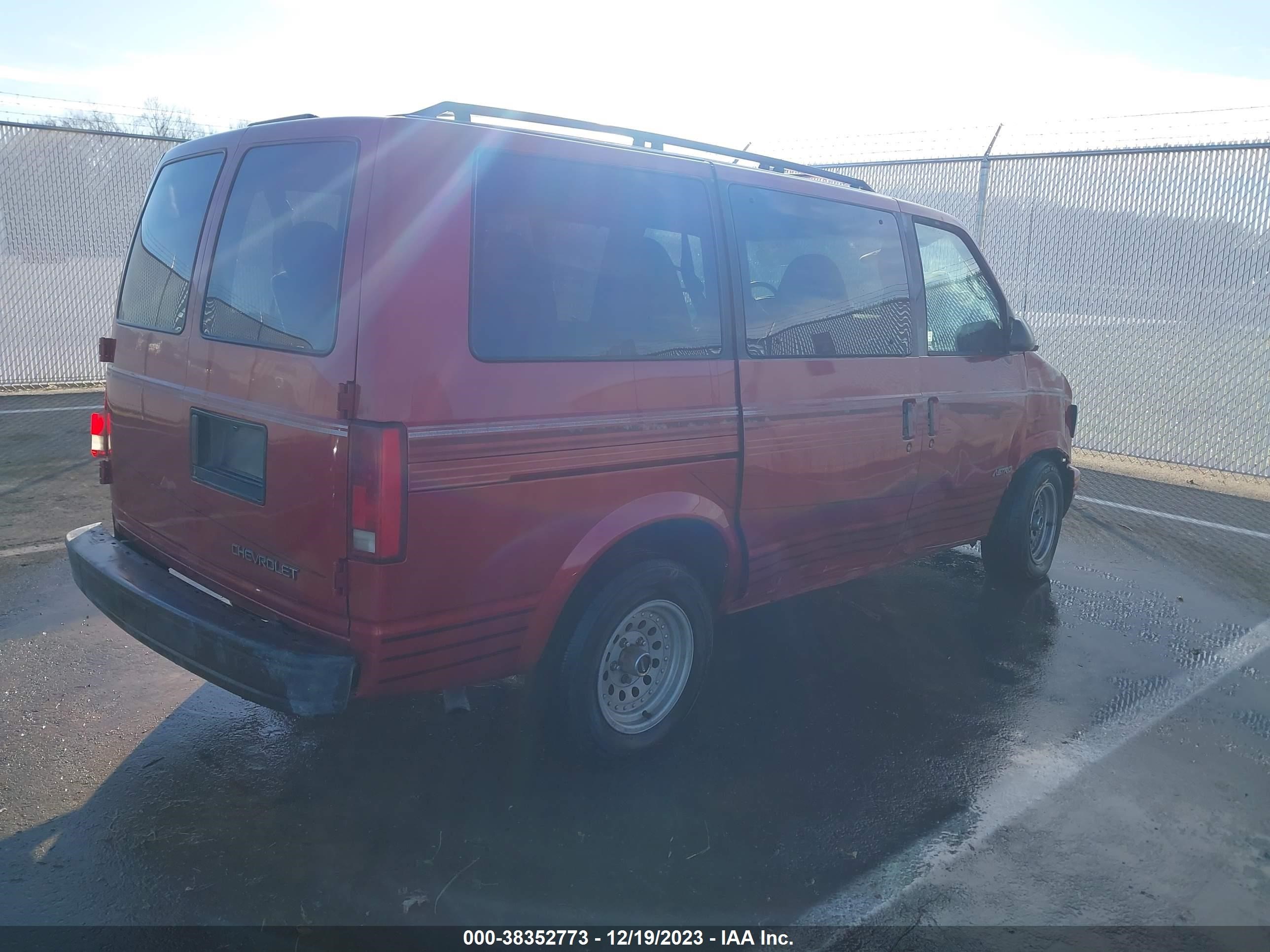 Photo 3 VIN: 1GNDM19W0VB142466 - CHEVROLET ASTRO 