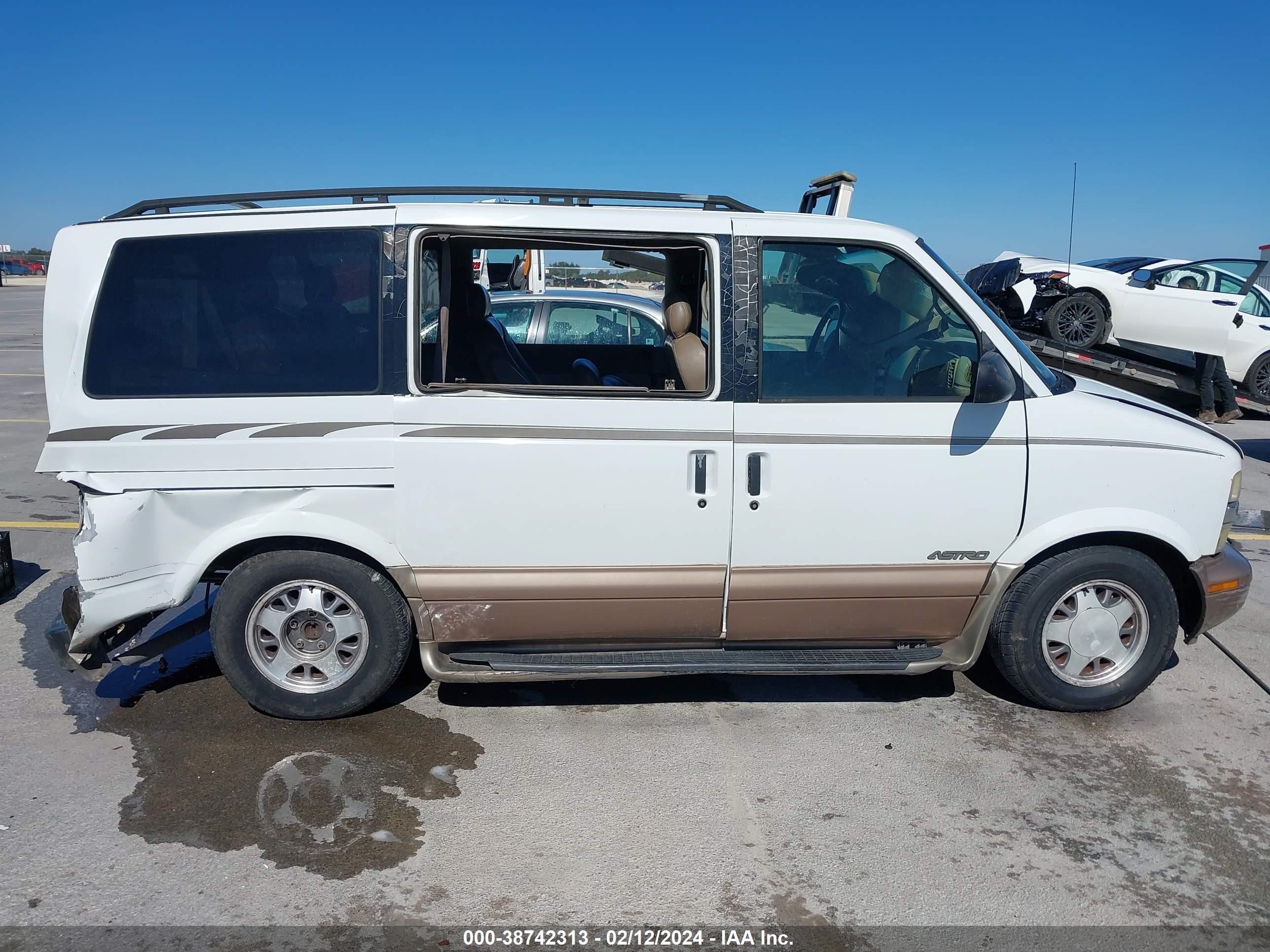 Photo 12 VIN: 1GNDM19W0YB148711 - CHEVROLET ASTRO 