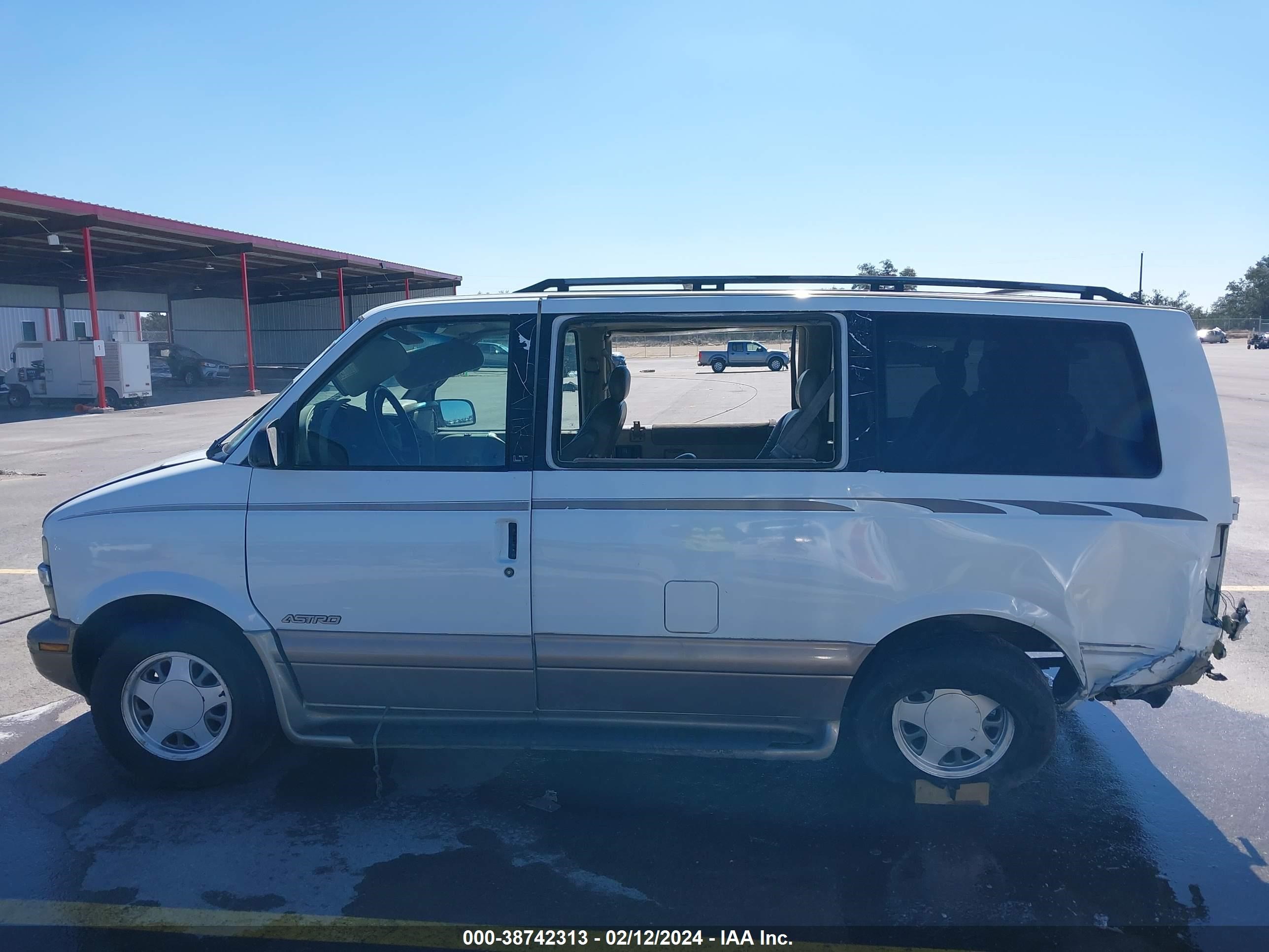 Photo 13 VIN: 1GNDM19W0YB148711 - CHEVROLET ASTRO 