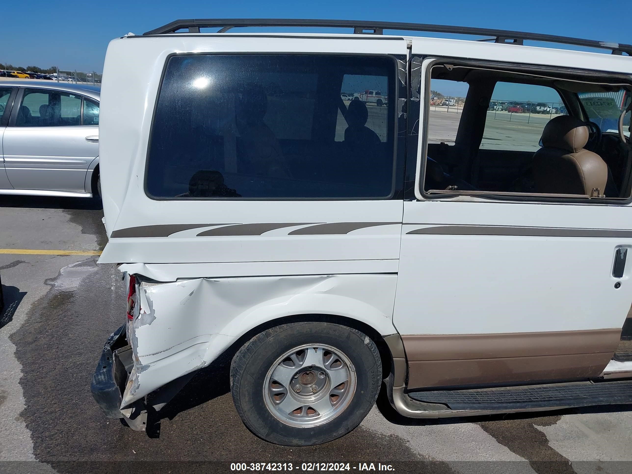 Photo 16 VIN: 1GNDM19W0YB148711 - CHEVROLET ASTRO 