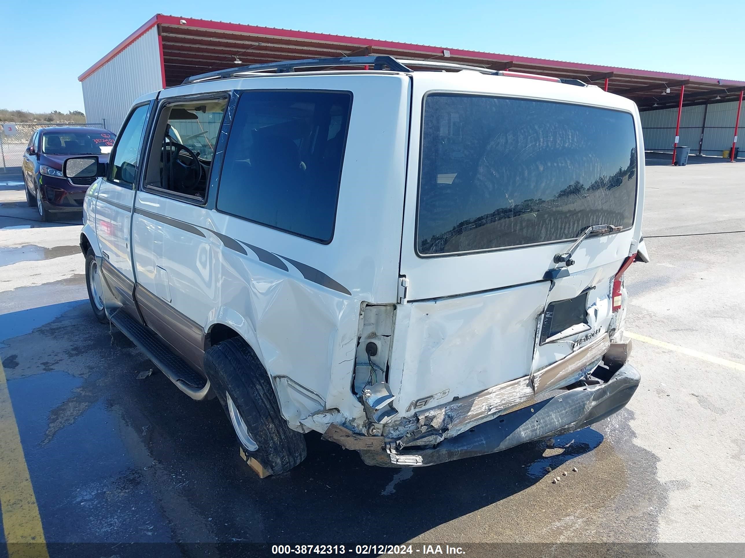 Photo 2 VIN: 1GNDM19W0YB148711 - CHEVROLET ASTRO 