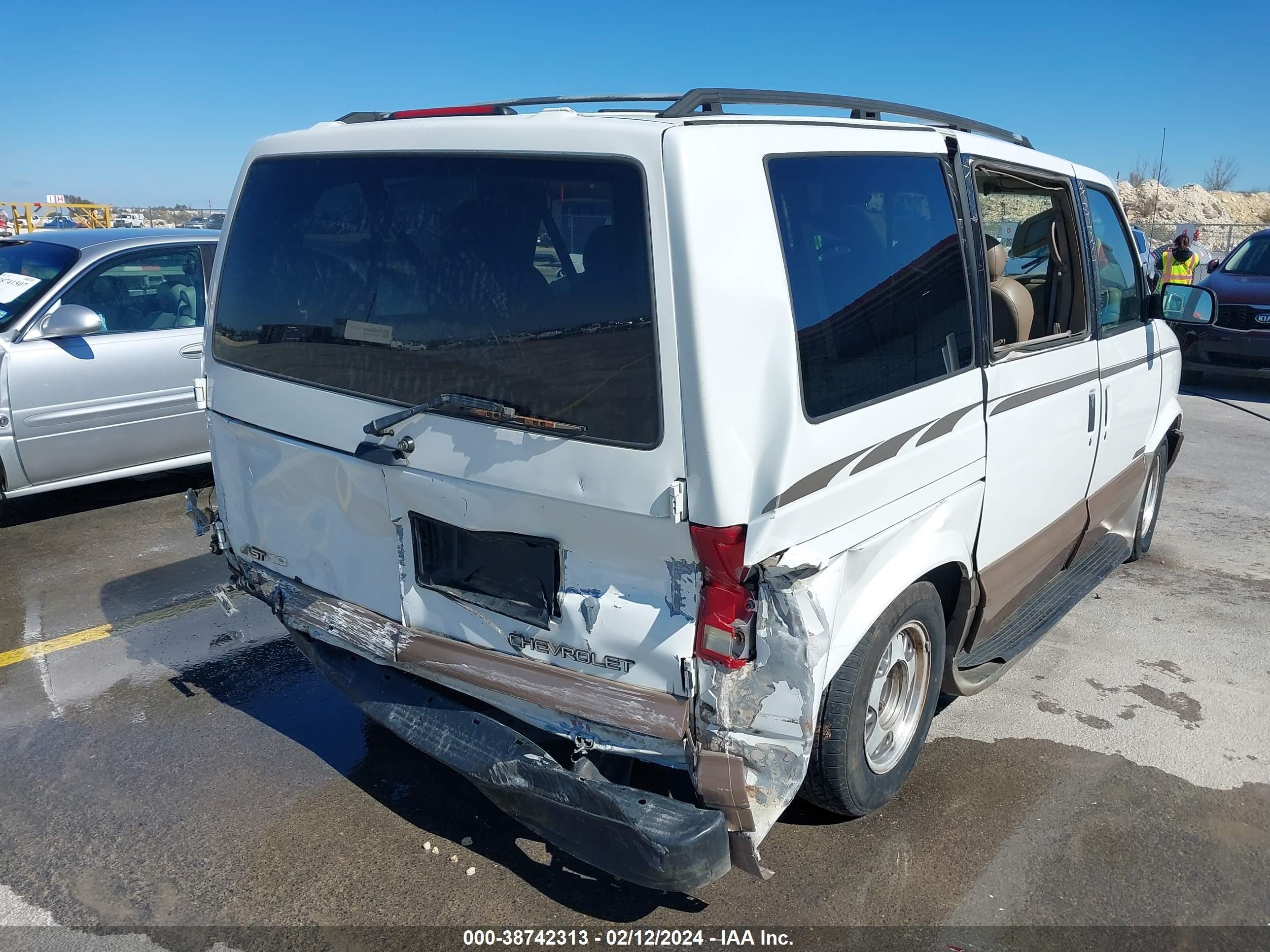 Photo 3 VIN: 1GNDM19W0YB148711 - CHEVROLET ASTRO 