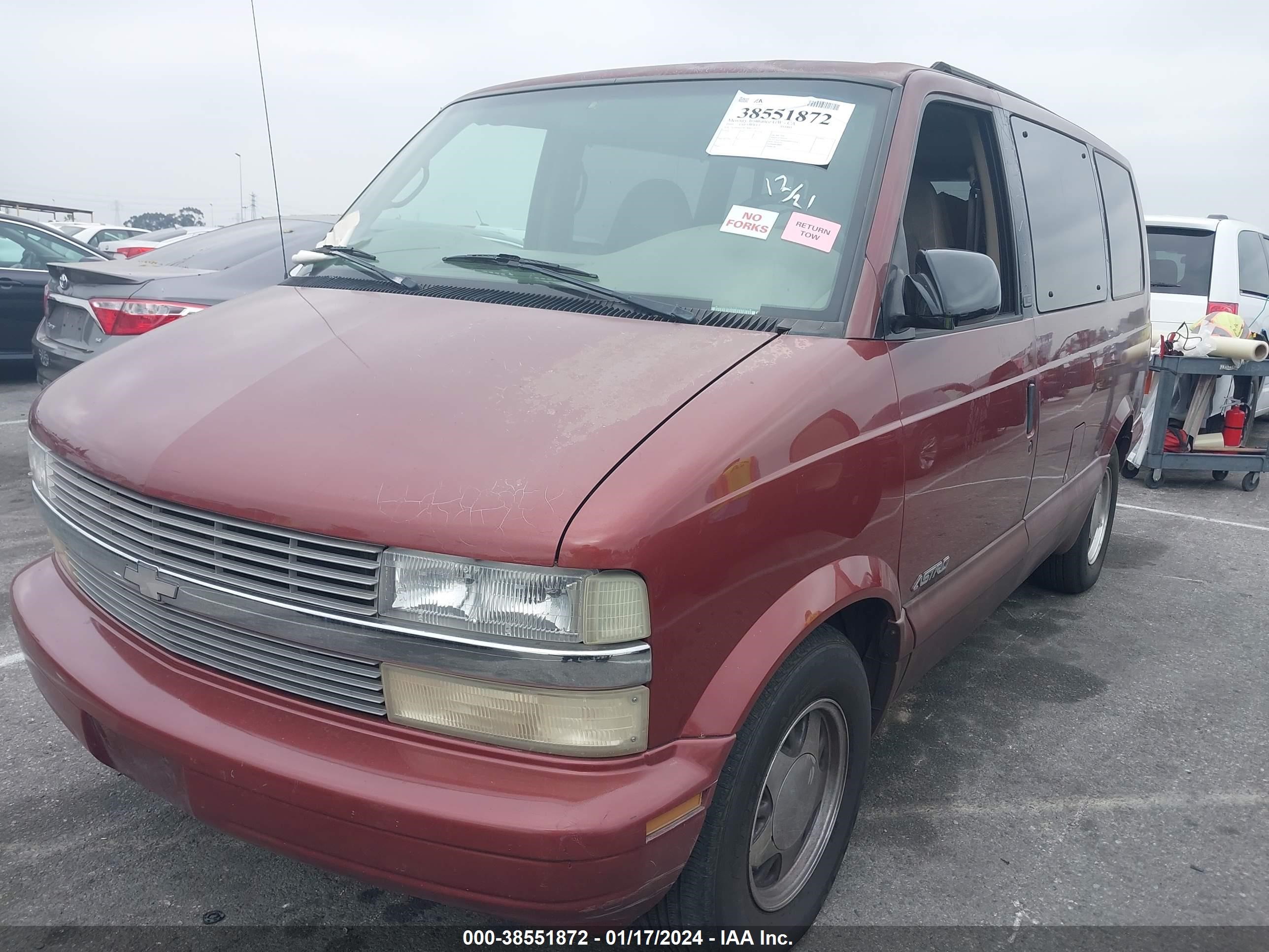 Photo 1 VIN: 1GNDM19W1XB117577 - CHEVROLET ASTRO 