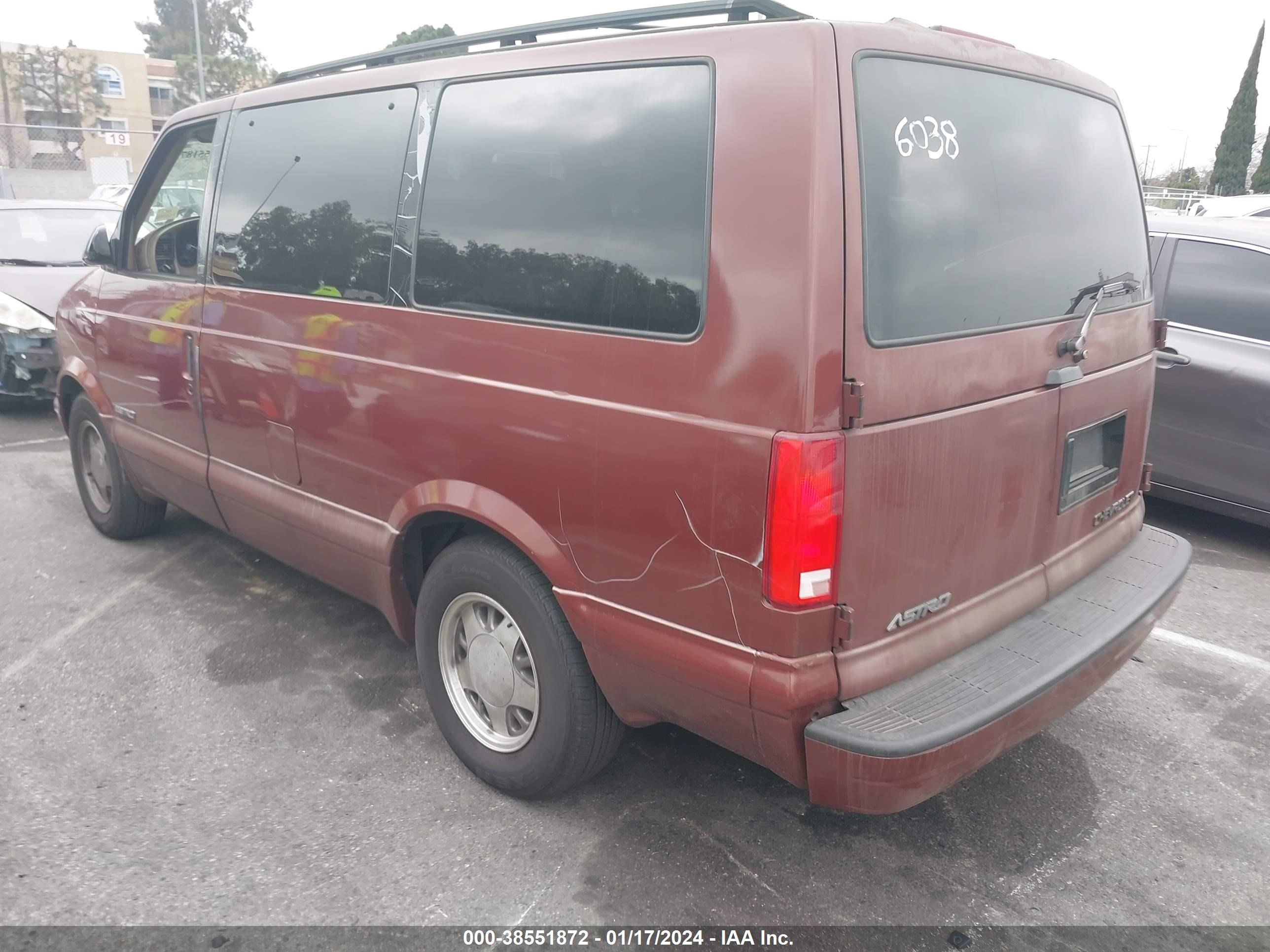 Photo 2 VIN: 1GNDM19W1XB117577 - CHEVROLET ASTRO 