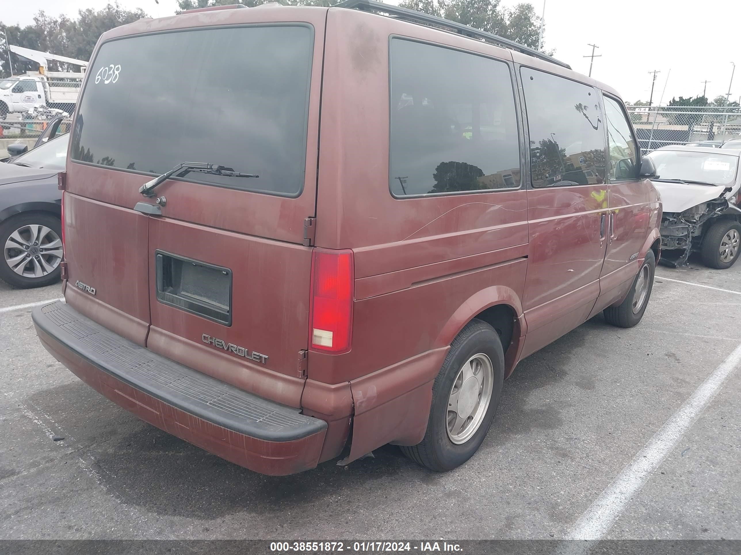 Photo 3 VIN: 1GNDM19W1XB117577 - CHEVROLET ASTRO 