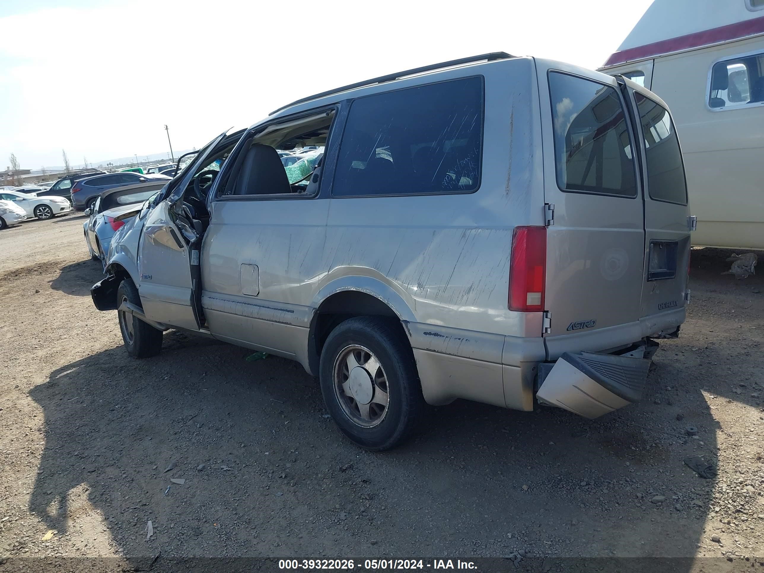 Photo 2 VIN: 1GNDM19W31B134100 - CHEVROLET ASTRO 