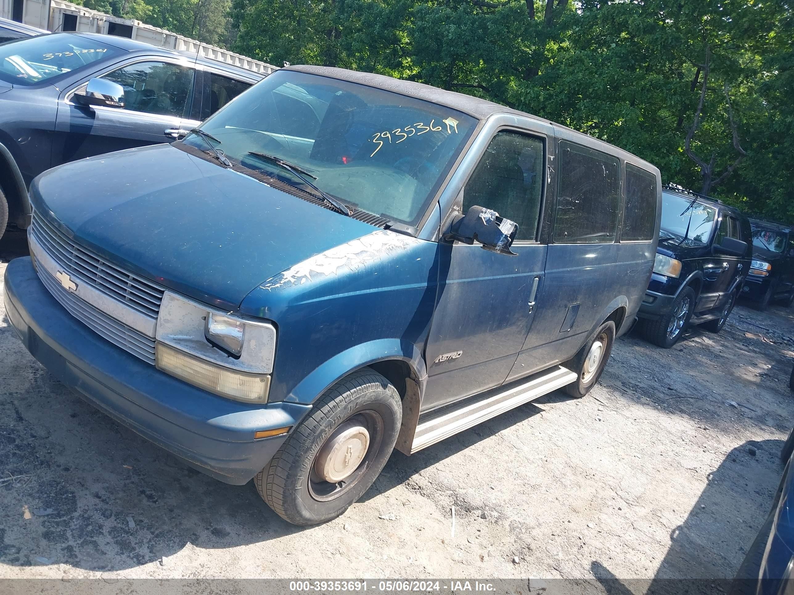 Photo 1 VIN: 1GNDM19W3WB181683 - CHEVROLET ASTRO 