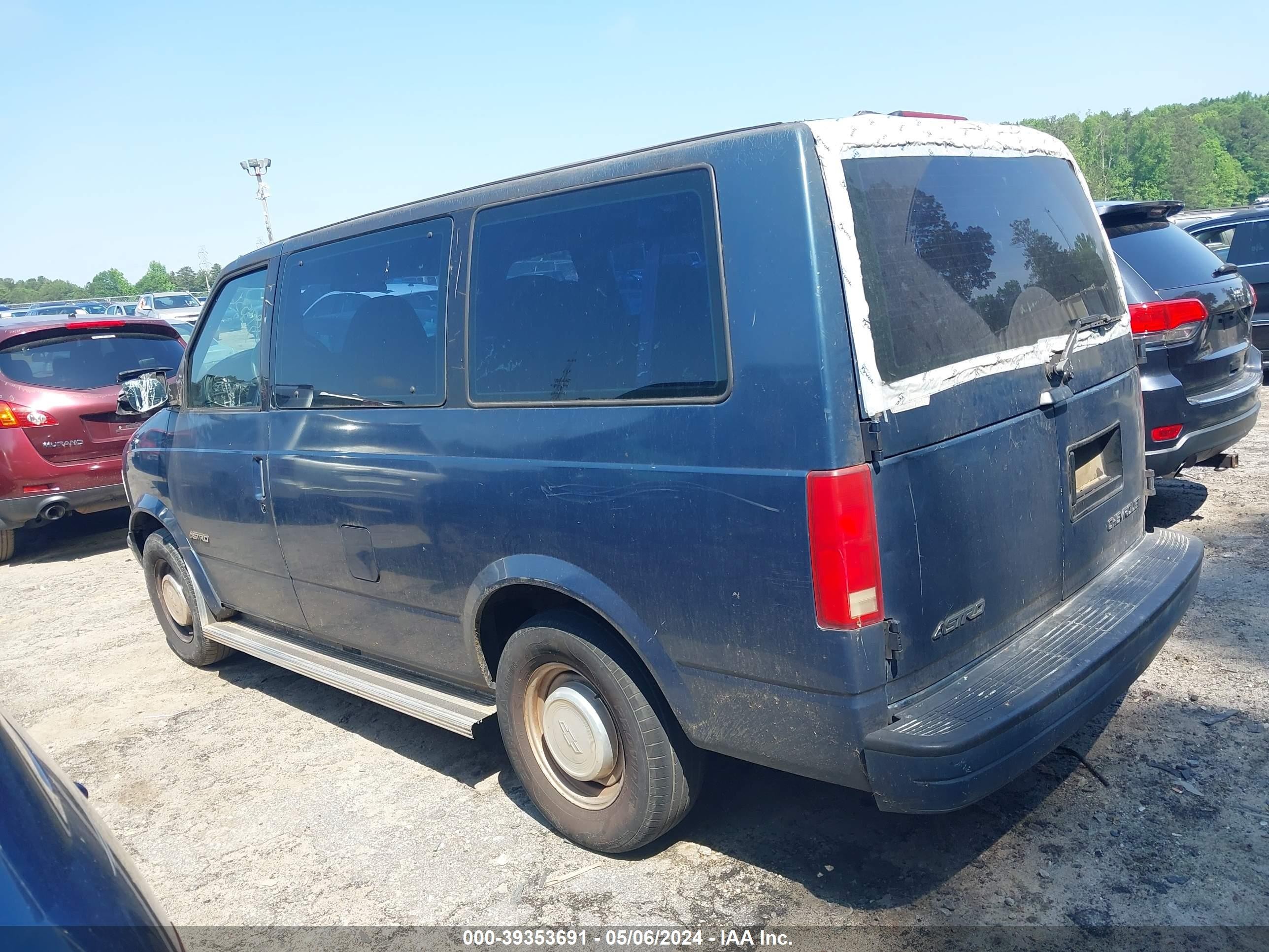 Photo 2 VIN: 1GNDM19W3WB181683 - CHEVROLET ASTRO 