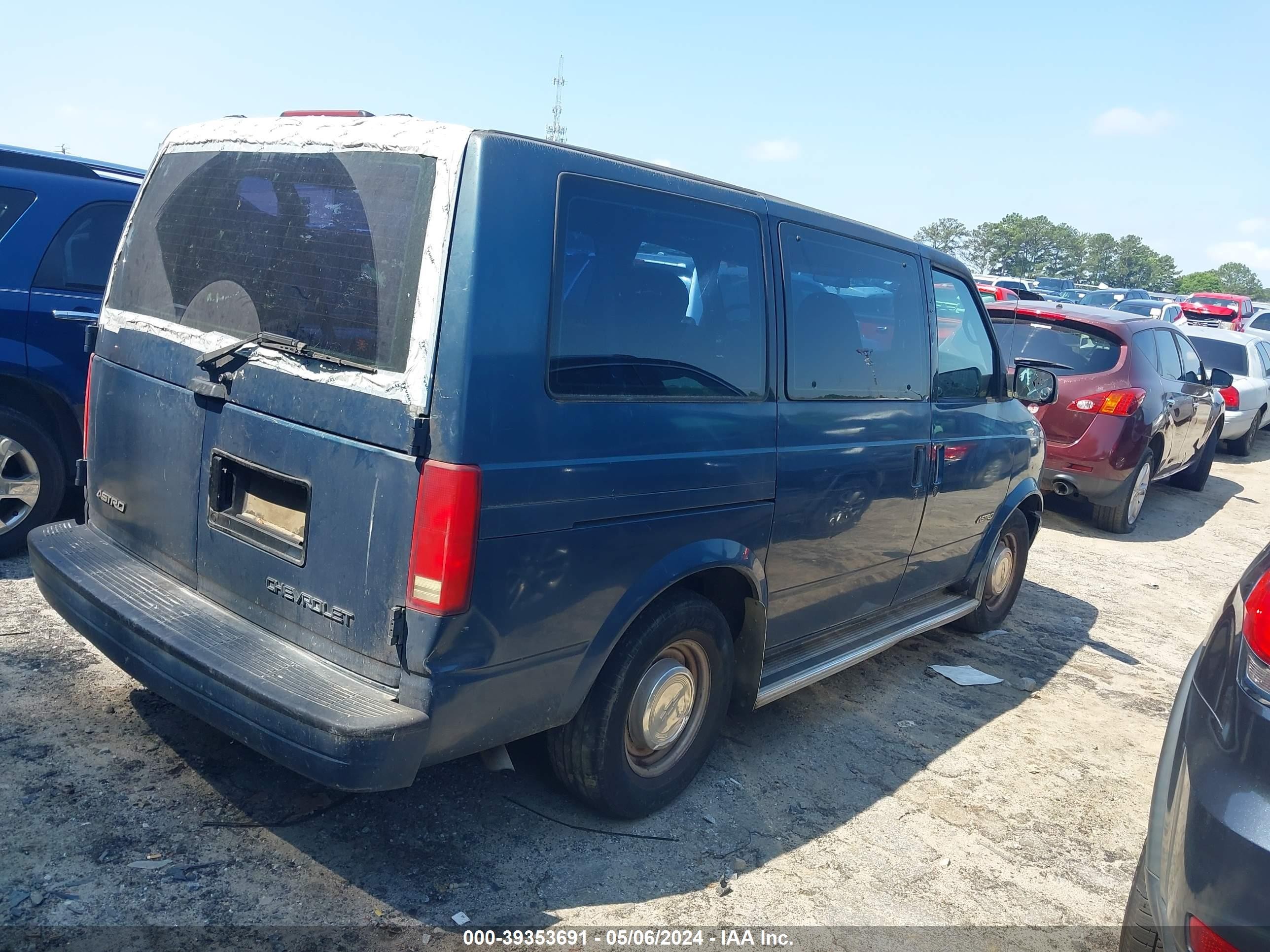 Photo 3 VIN: 1GNDM19W3WB181683 - CHEVROLET ASTRO 