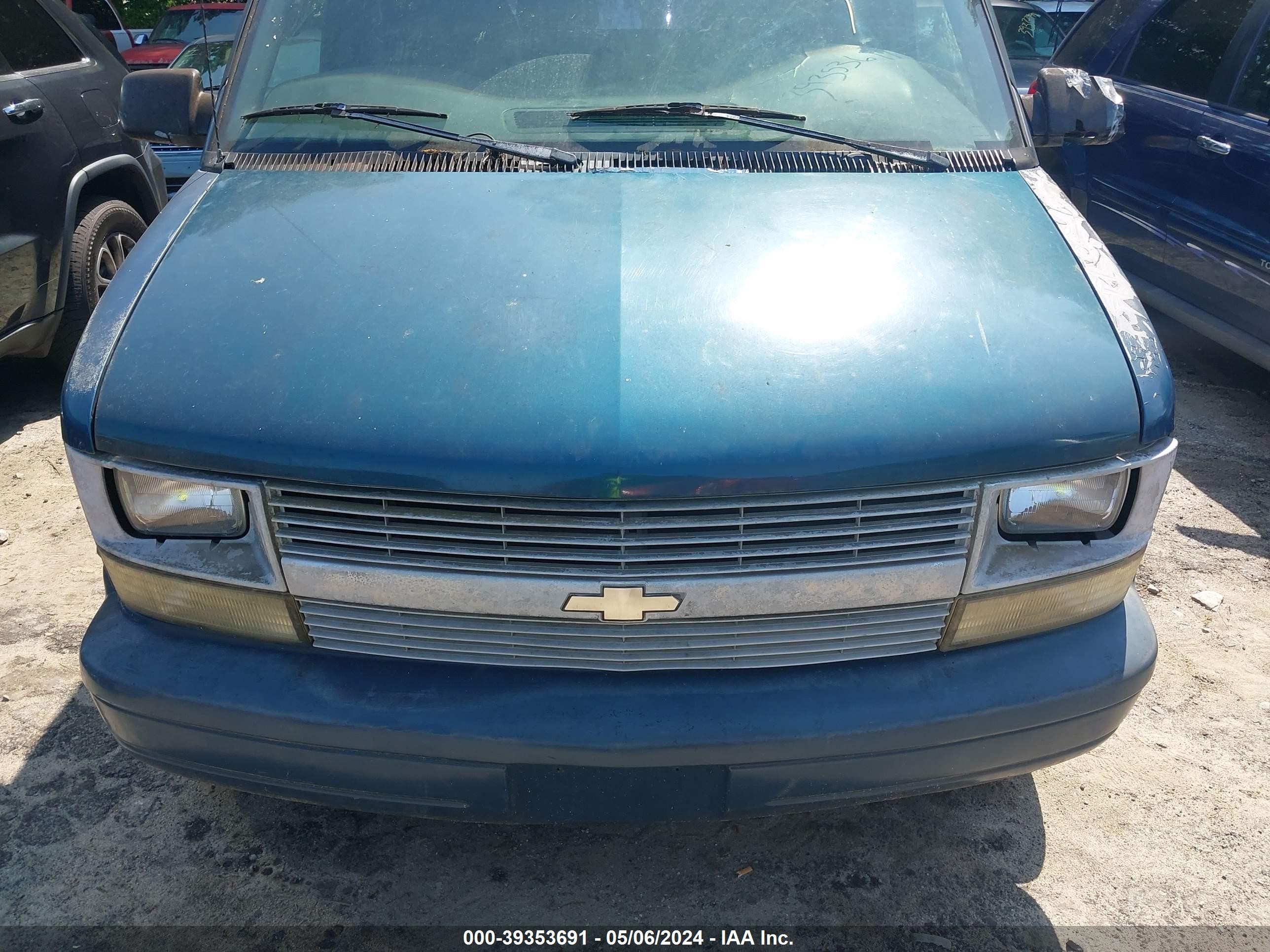 Photo 5 VIN: 1GNDM19W3WB181683 - CHEVROLET ASTRO 