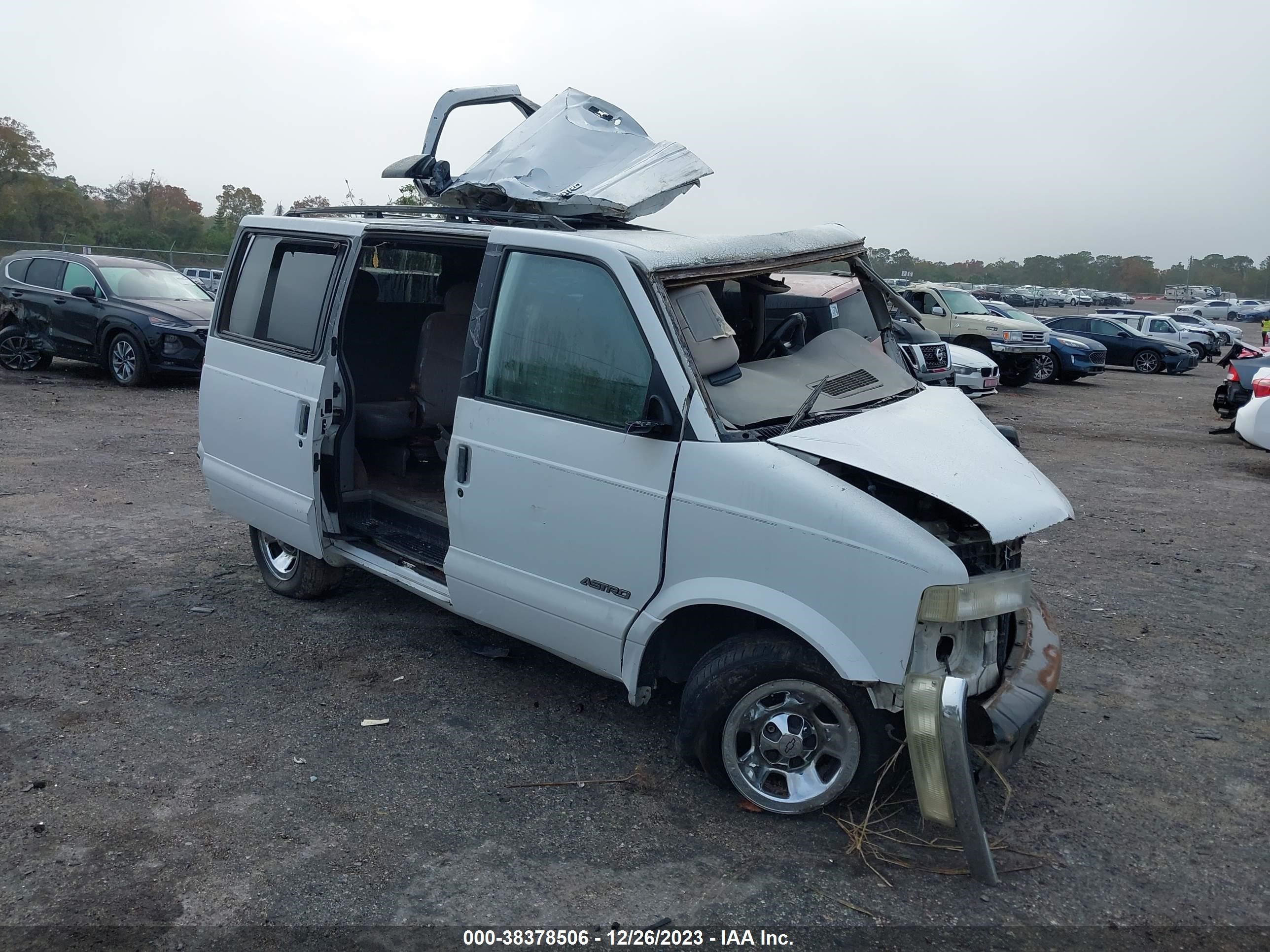 Photo 0 VIN: 1GNDM19W3XB163931 - CHEVROLET ASTRO 