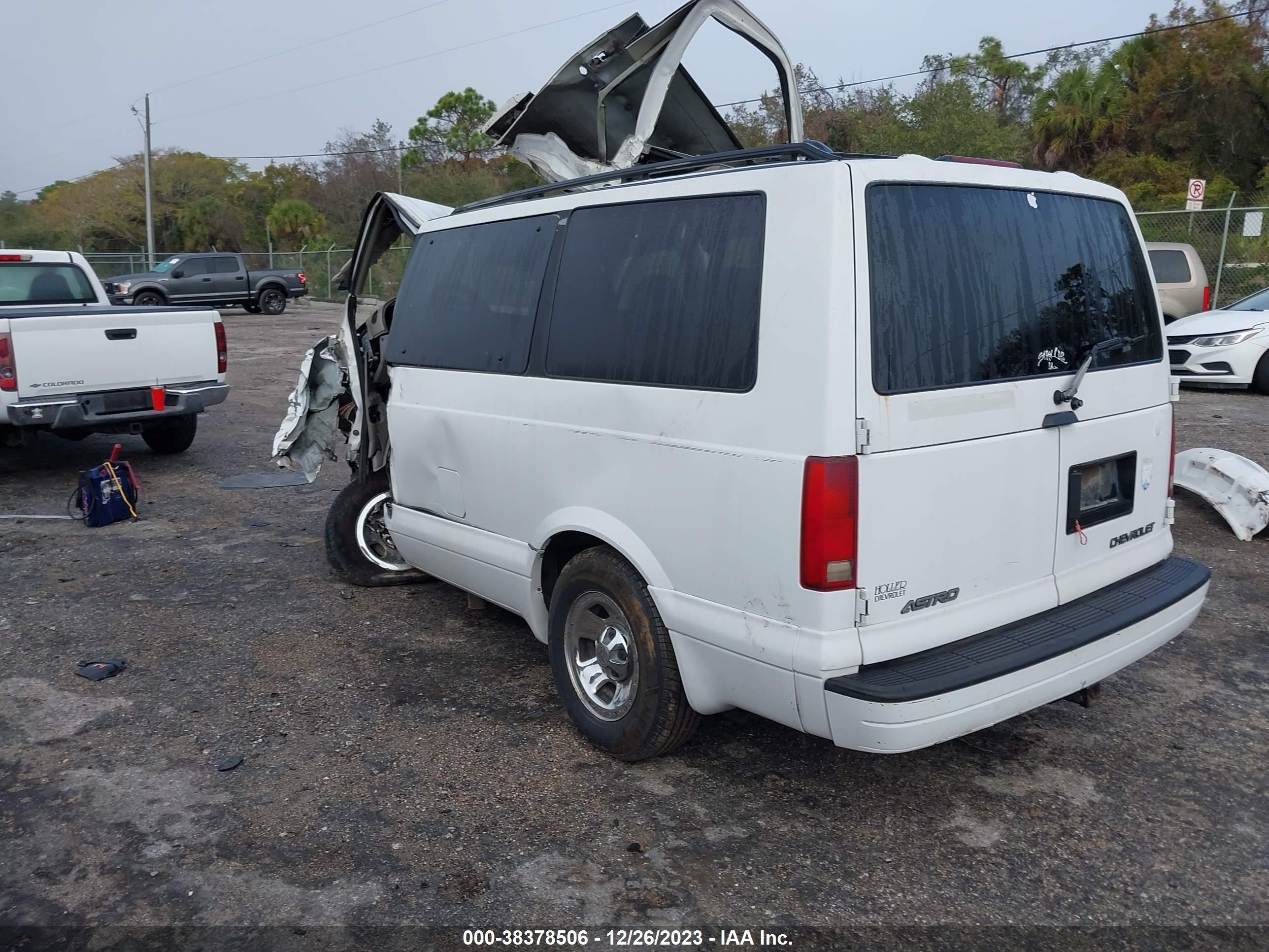 Photo 2 VIN: 1GNDM19W3XB163931 - CHEVROLET ASTRO 