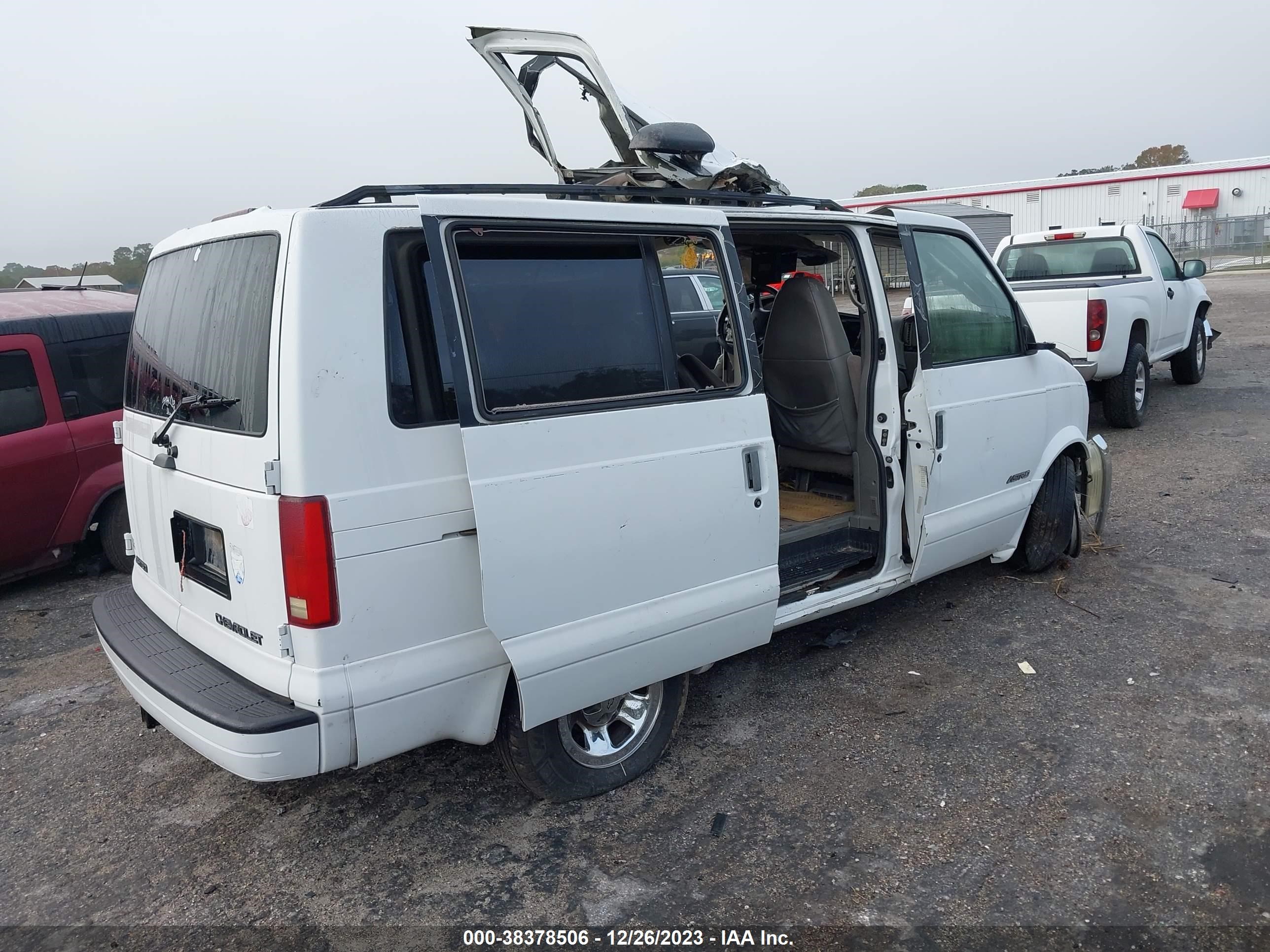 Photo 3 VIN: 1GNDM19W3XB163931 - CHEVROLET ASTRO 