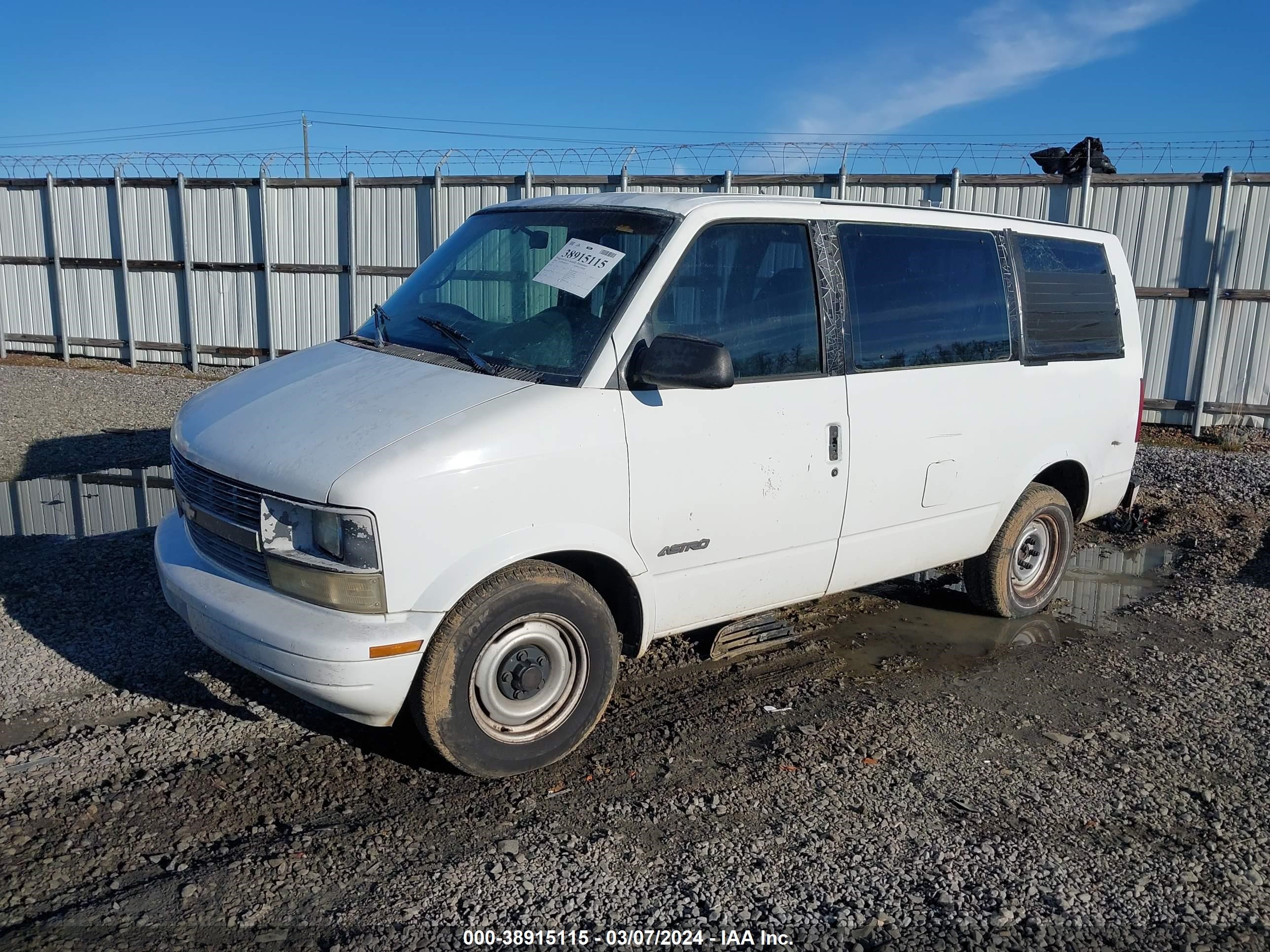 Photo 1 VIN: 1GNDM19W3YB187938 - CHEVROLET ASTRO 