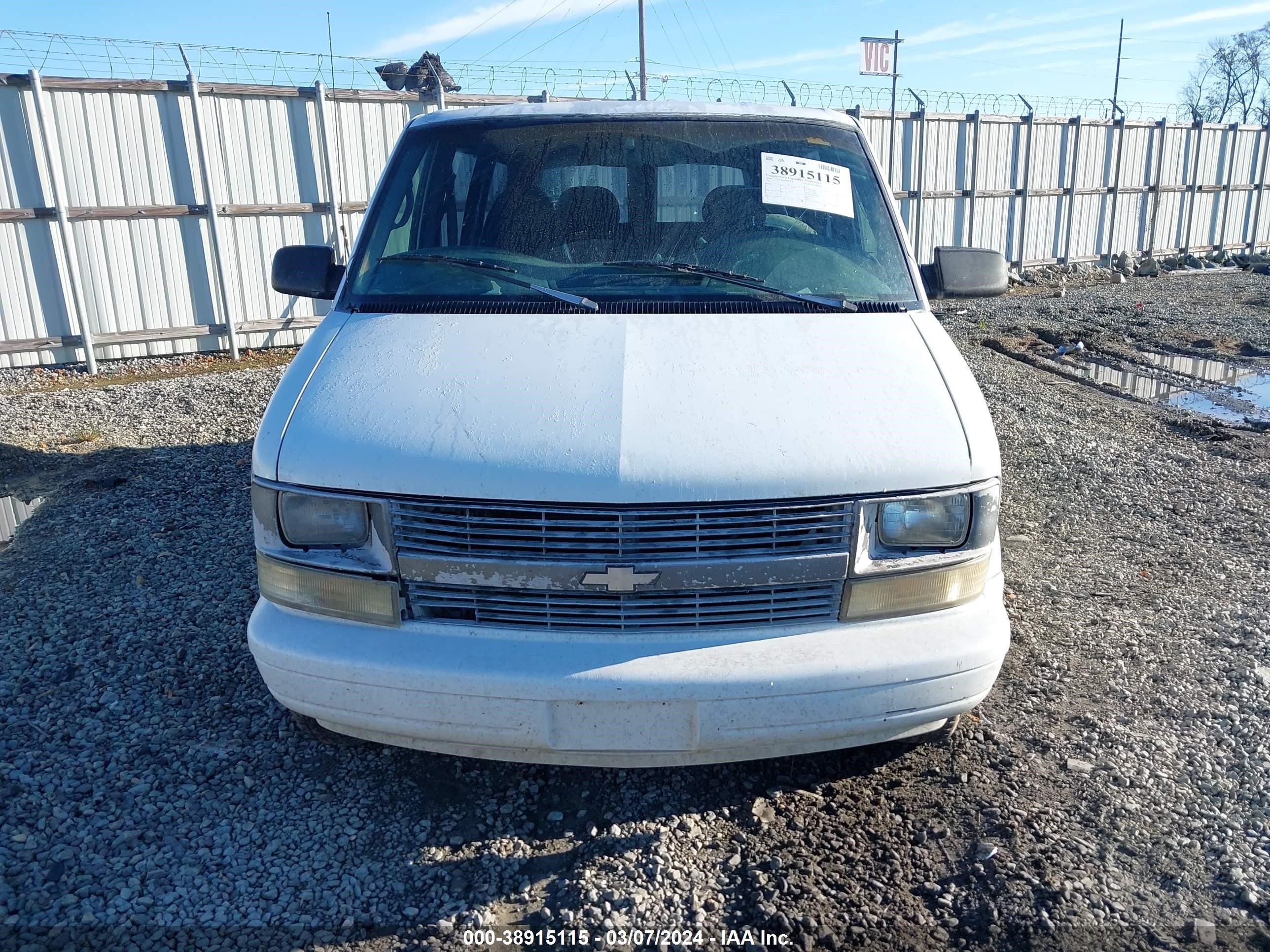 Photo 11 VIN: 1GNDM19W3YB187938 - CHEVROLET ASTRO 