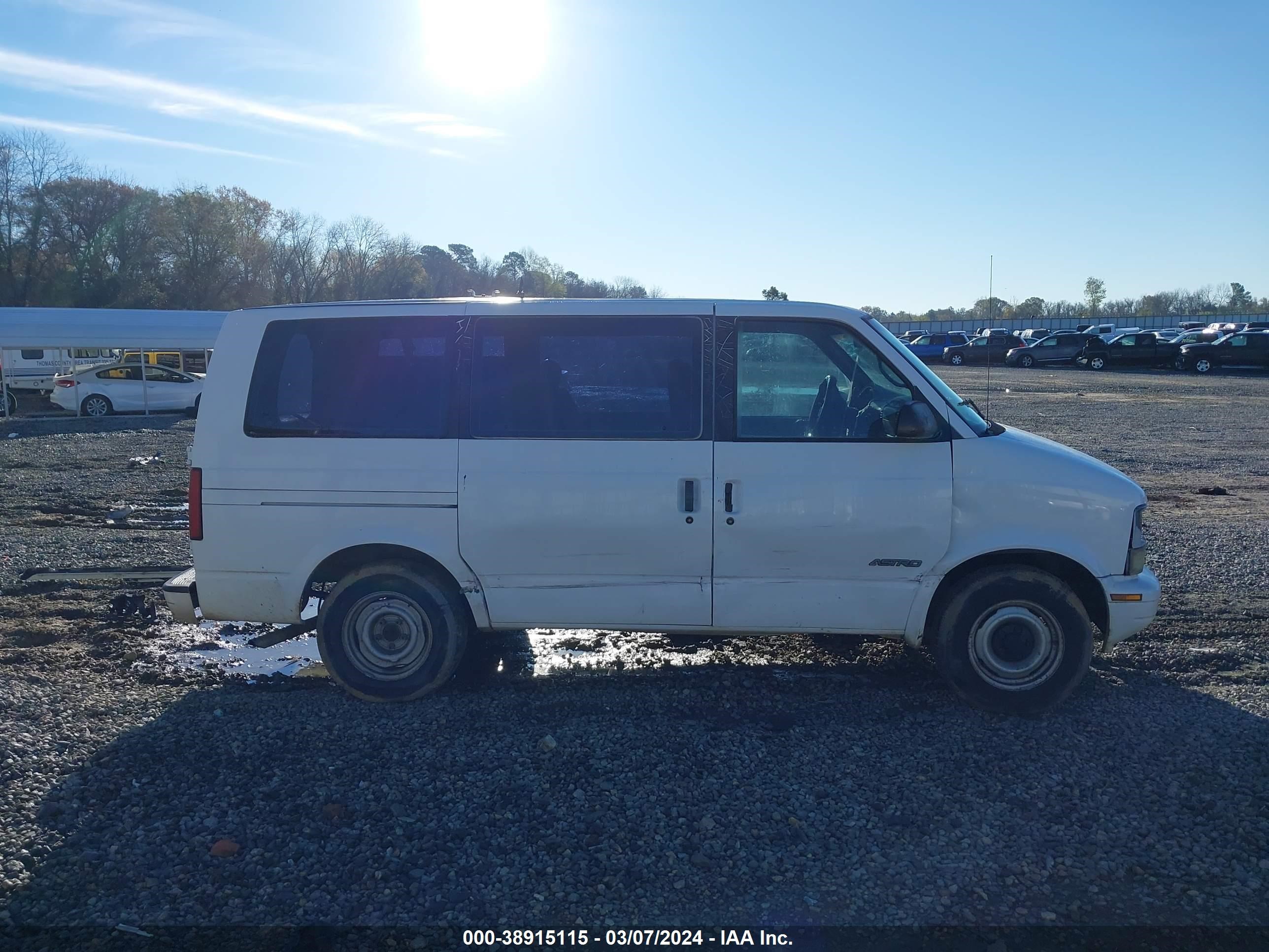 Photo 12 VIN: 1GNDM19W3YB187938 - CHEVROLET ASTRO 