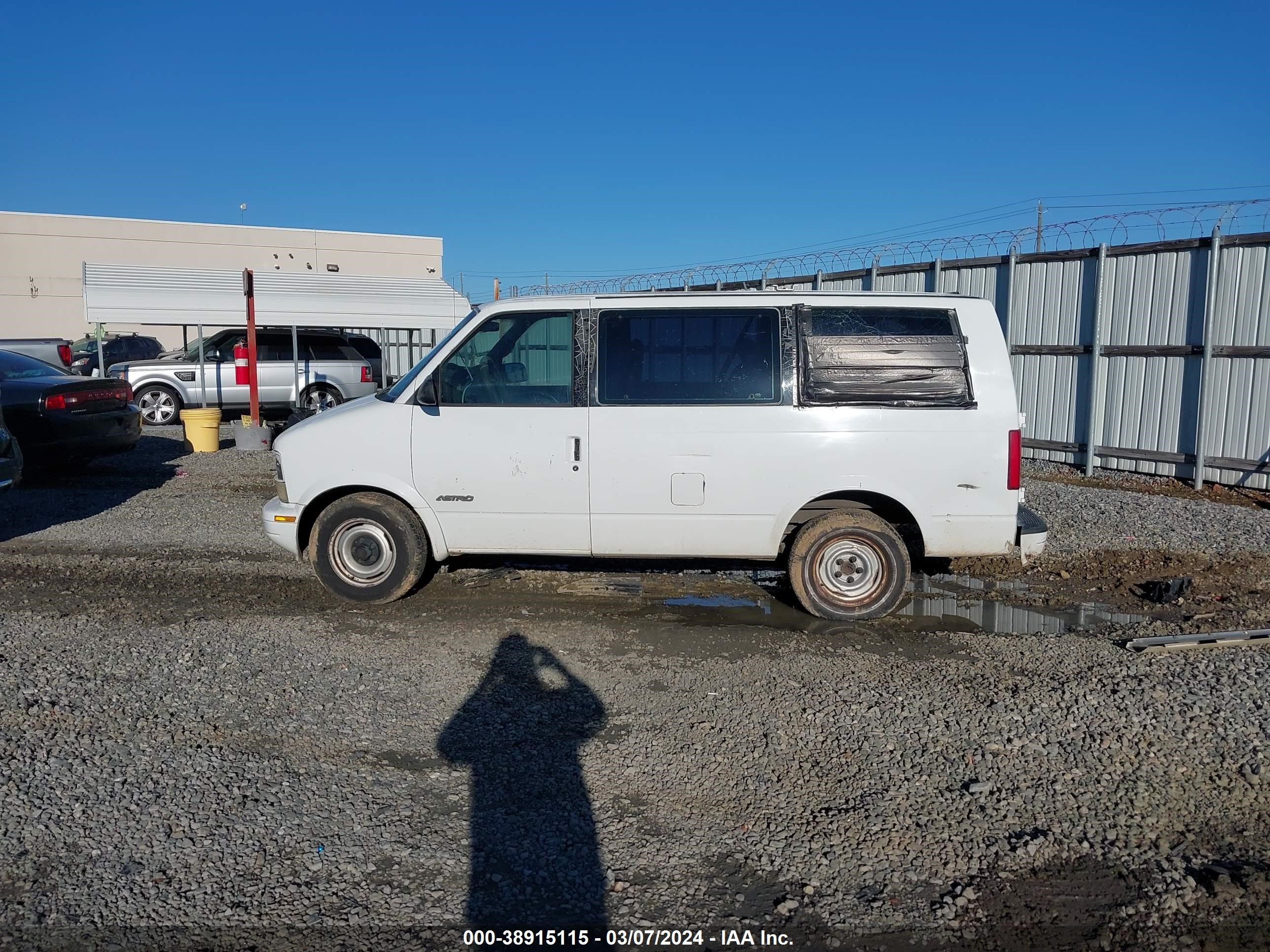 Photo 13 VIN: 1GNDM19W3YB187938 - CHEVROLET ASTRO 