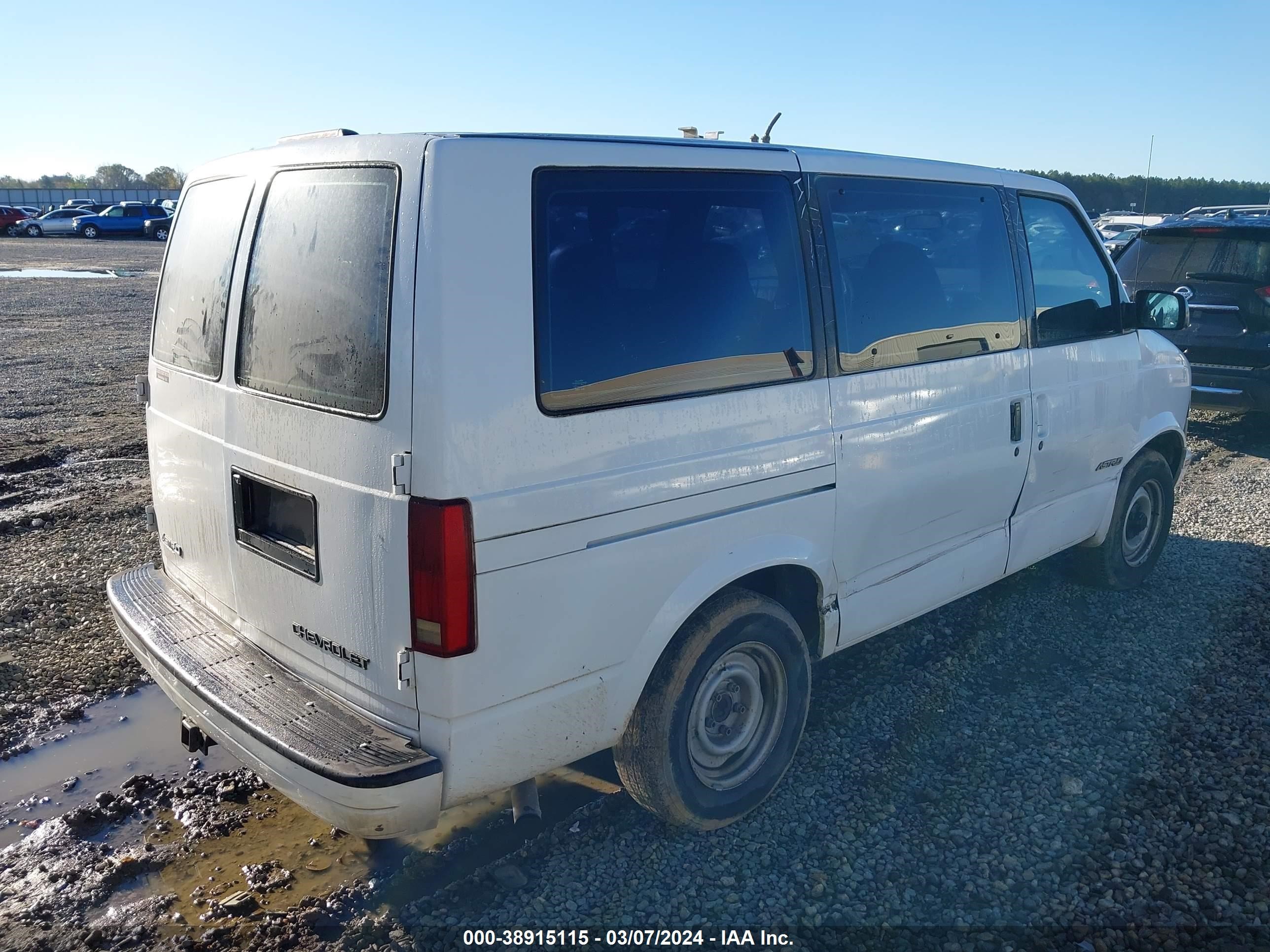 Photo 3 VIN: 1GNDM19W3YB187938 - CHEVROLET ASTRO 