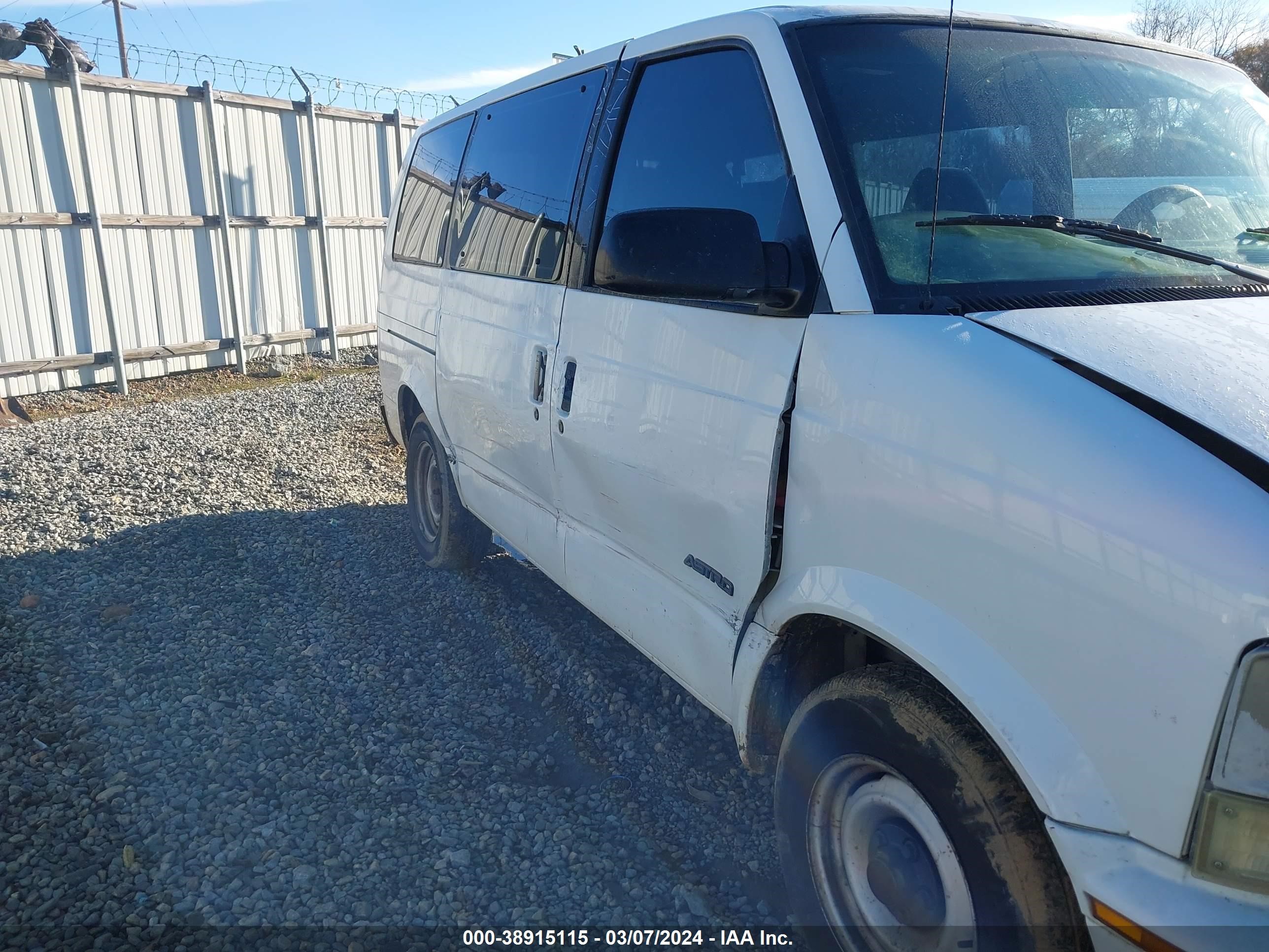 Photo 5 VIN: 1GNDM19W3YB187938 - CHEVROLET ASTRO 