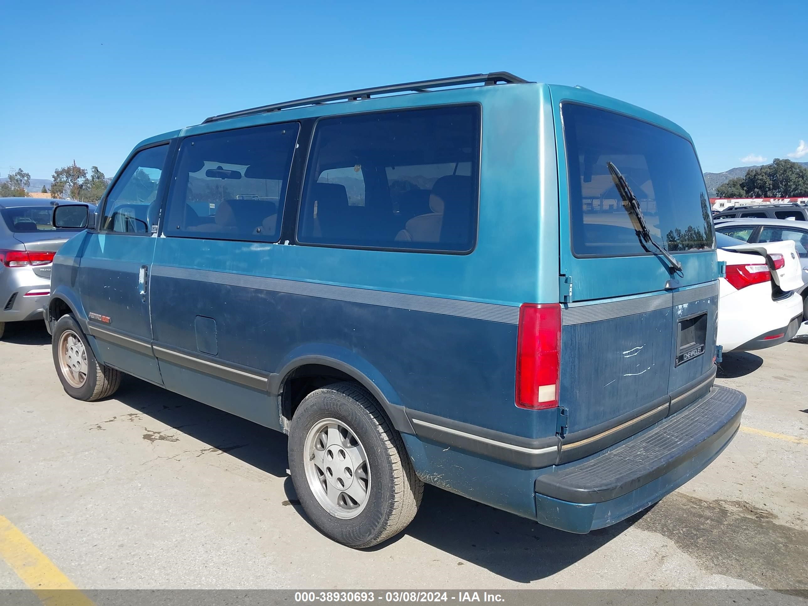 Photo 2 VIN: 1GNDM19W4PB160794 - CHEVROLET ASTRO 