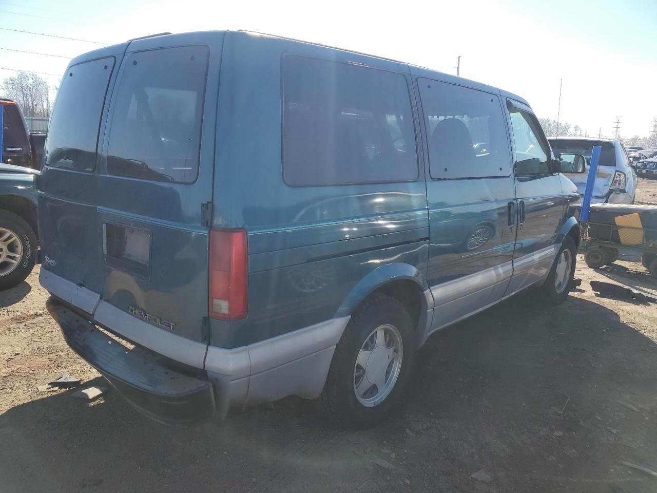 Photo 2 VIN: 1GNDM19W5VB208865 - CHEVROLET ASTRO 