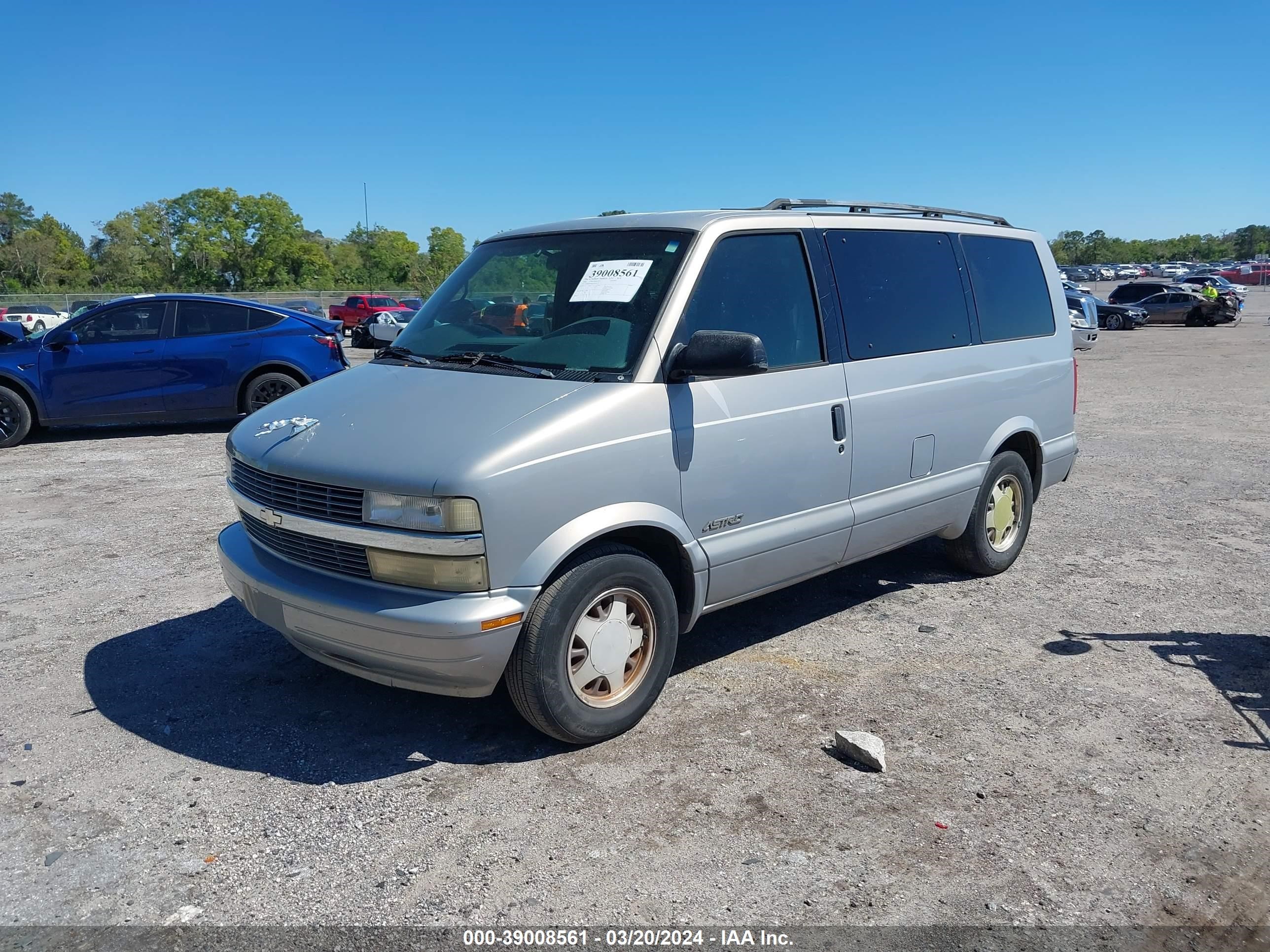 Photo 1 VIN: 1GNDM19W6YB141679 - CHEVROLET ASTRO 