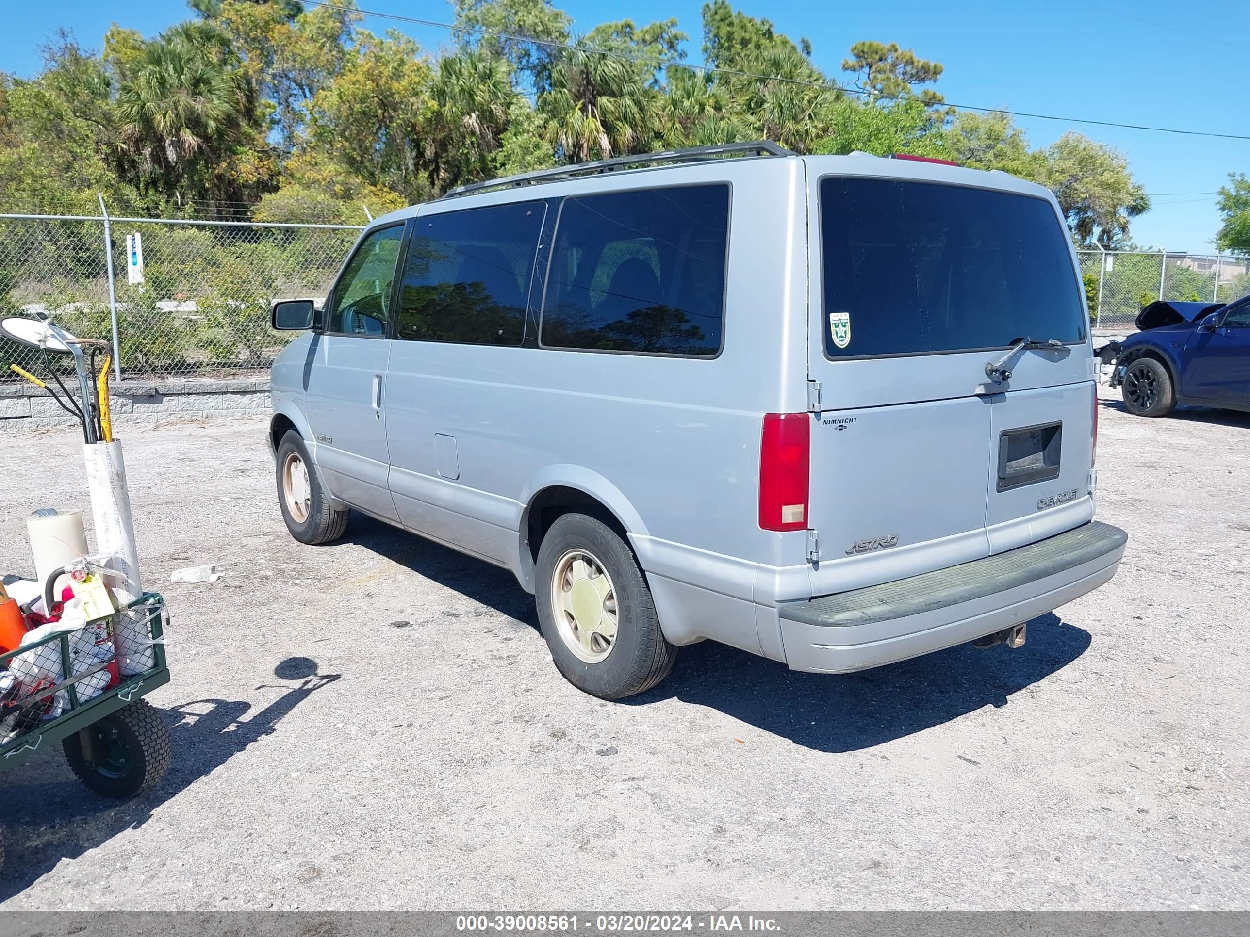 Photo 2 VIN: 1GNDM19W6YB141679 - CHEVROLET ASTRO 