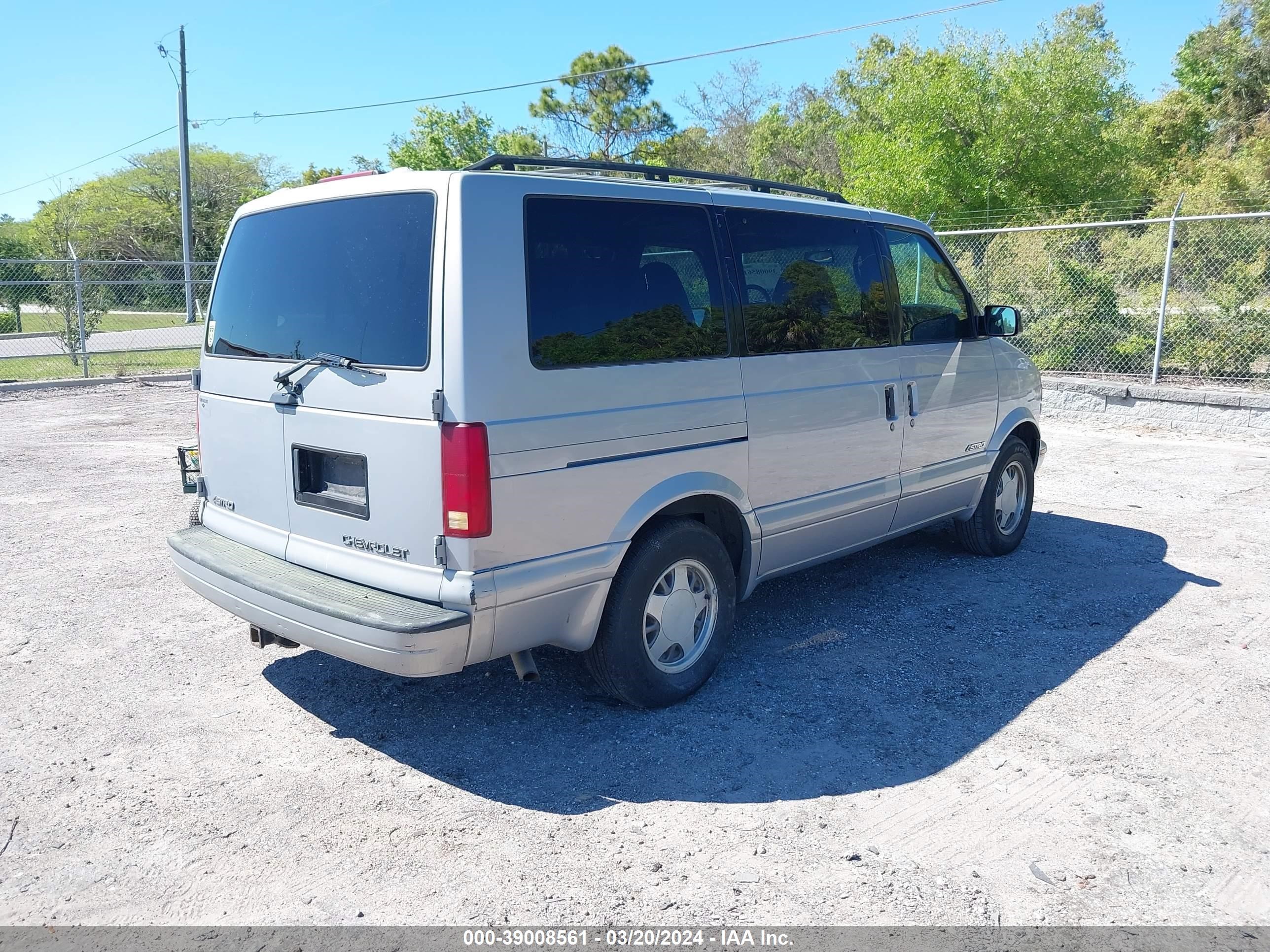 Photo 3 VIN: 1GNDM19W6YB141679 - CHEVROLET ASTRO 