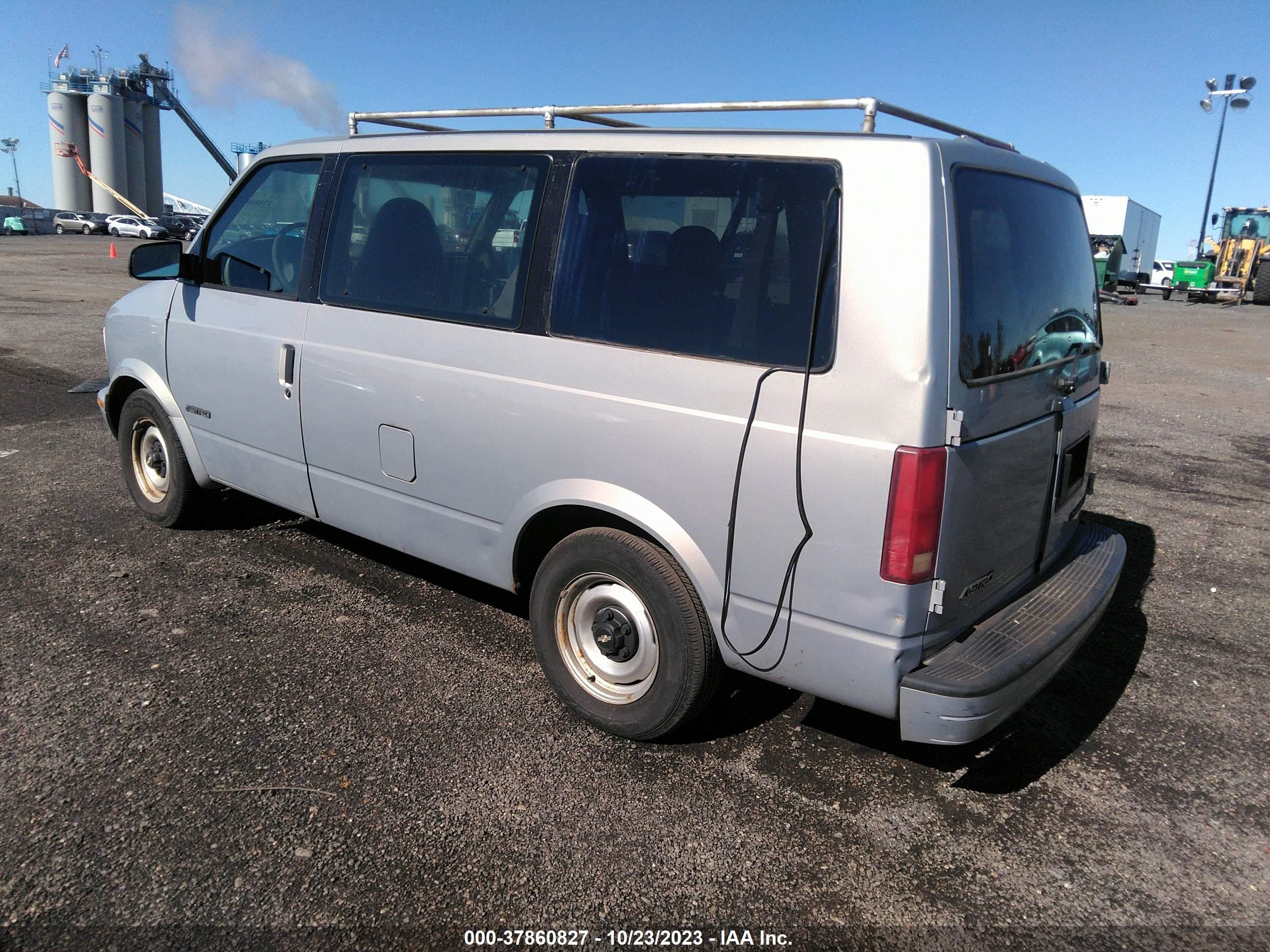 Photo 2 VIN: 1GNDM19W6YB191322 - CHEVROLET ASTRO 