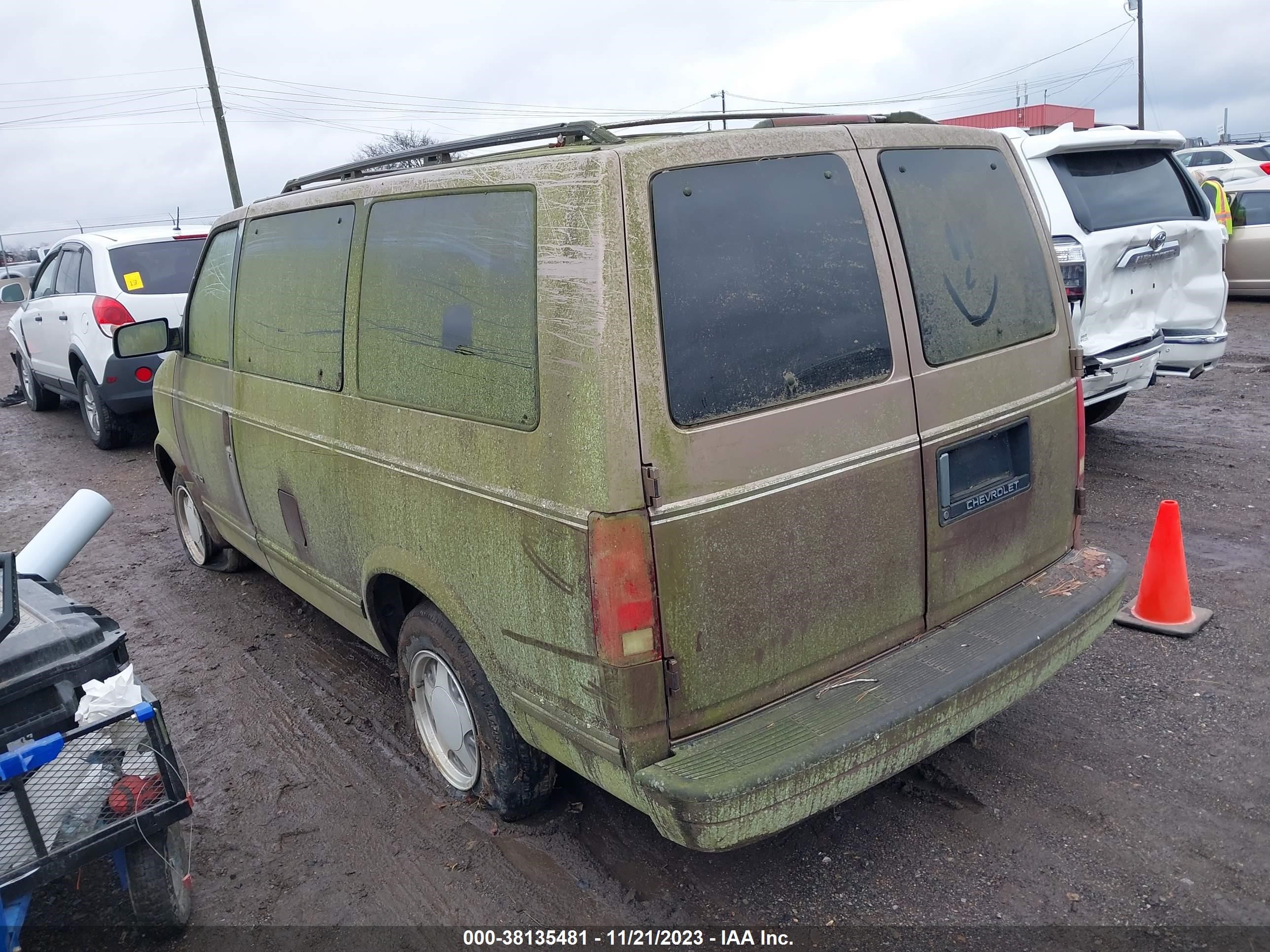 Photo 2 VIN: 1GNDM19W7SB133291 - CHEVROLET ASTRO 