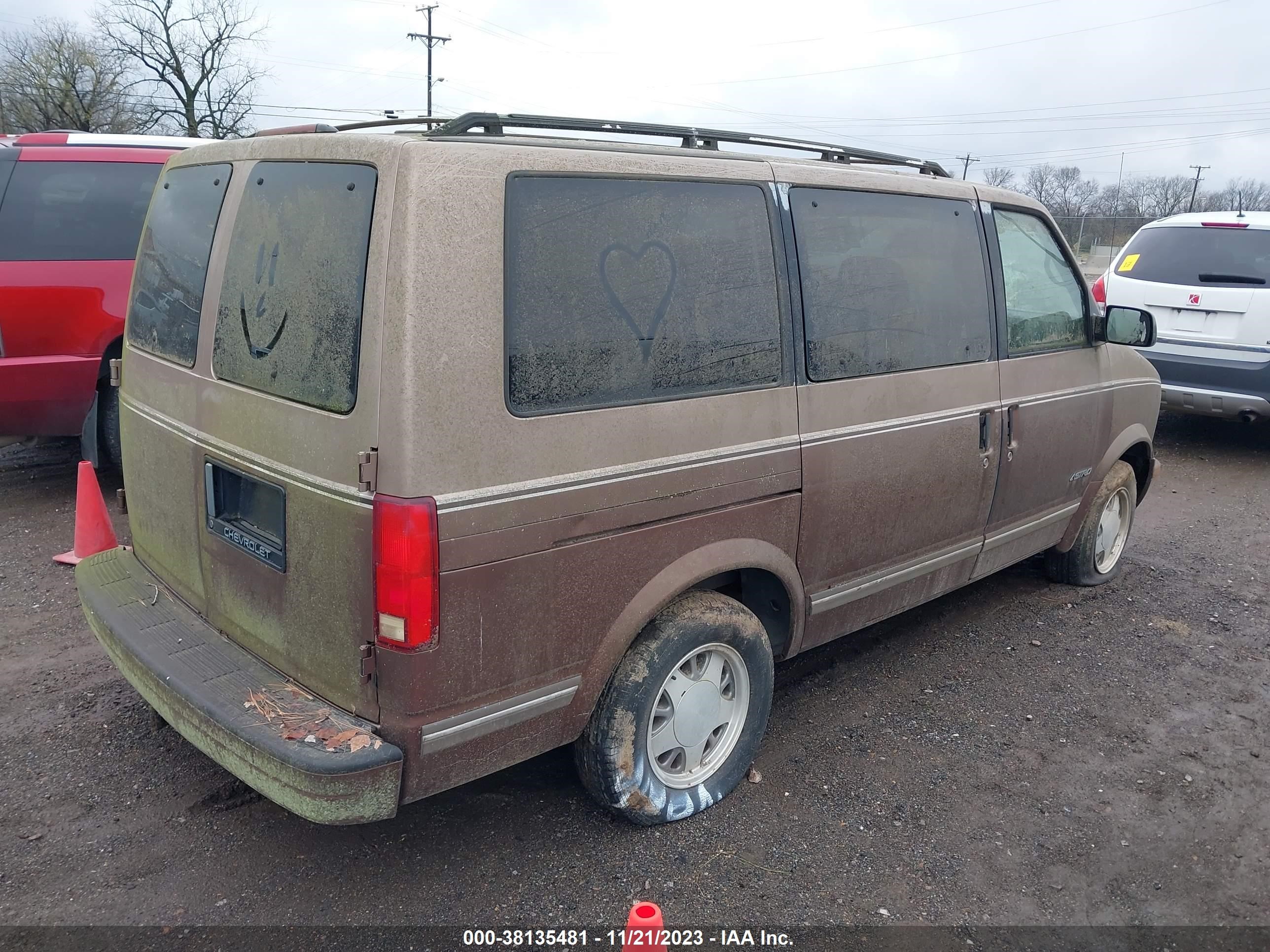 Photo 3 VIN: 1GNDM19W7SB133291 - CHEVROLET ASTRO 