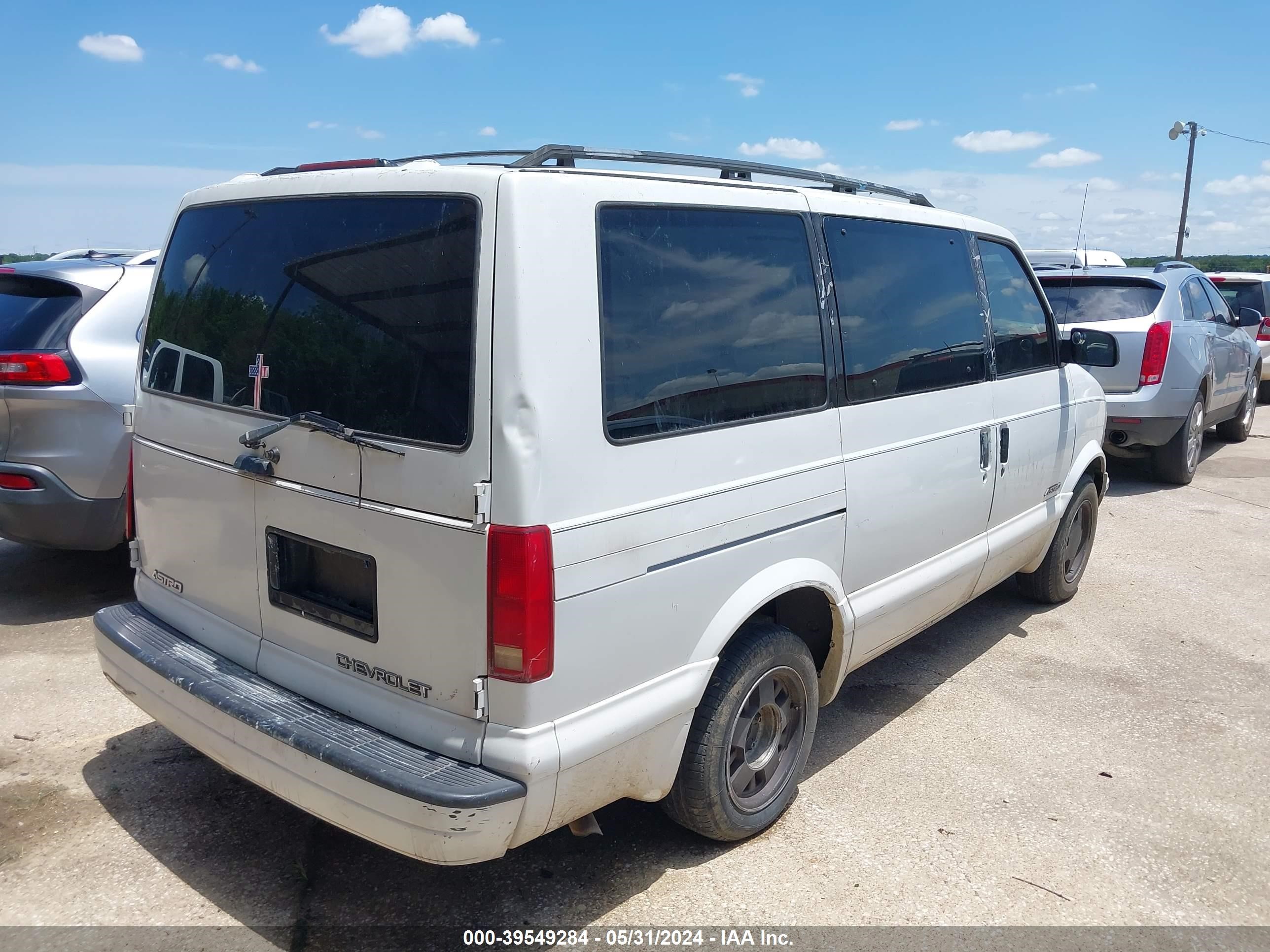 Photo 3 VIN: 1GNDM19W7XB123254 - CHEVROLET ASTRO 