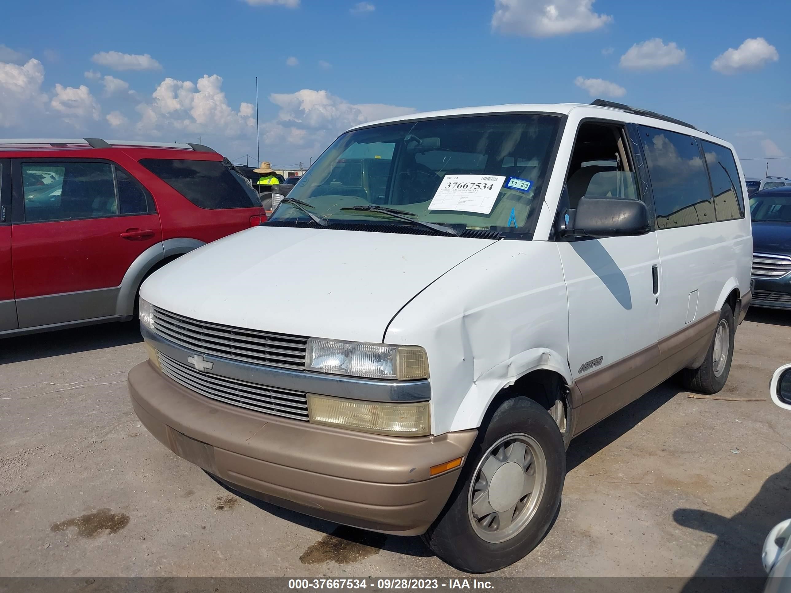 Photo 1 VIN: 1GNDM19W7YB143263 - CHEVROLET ASTRO 